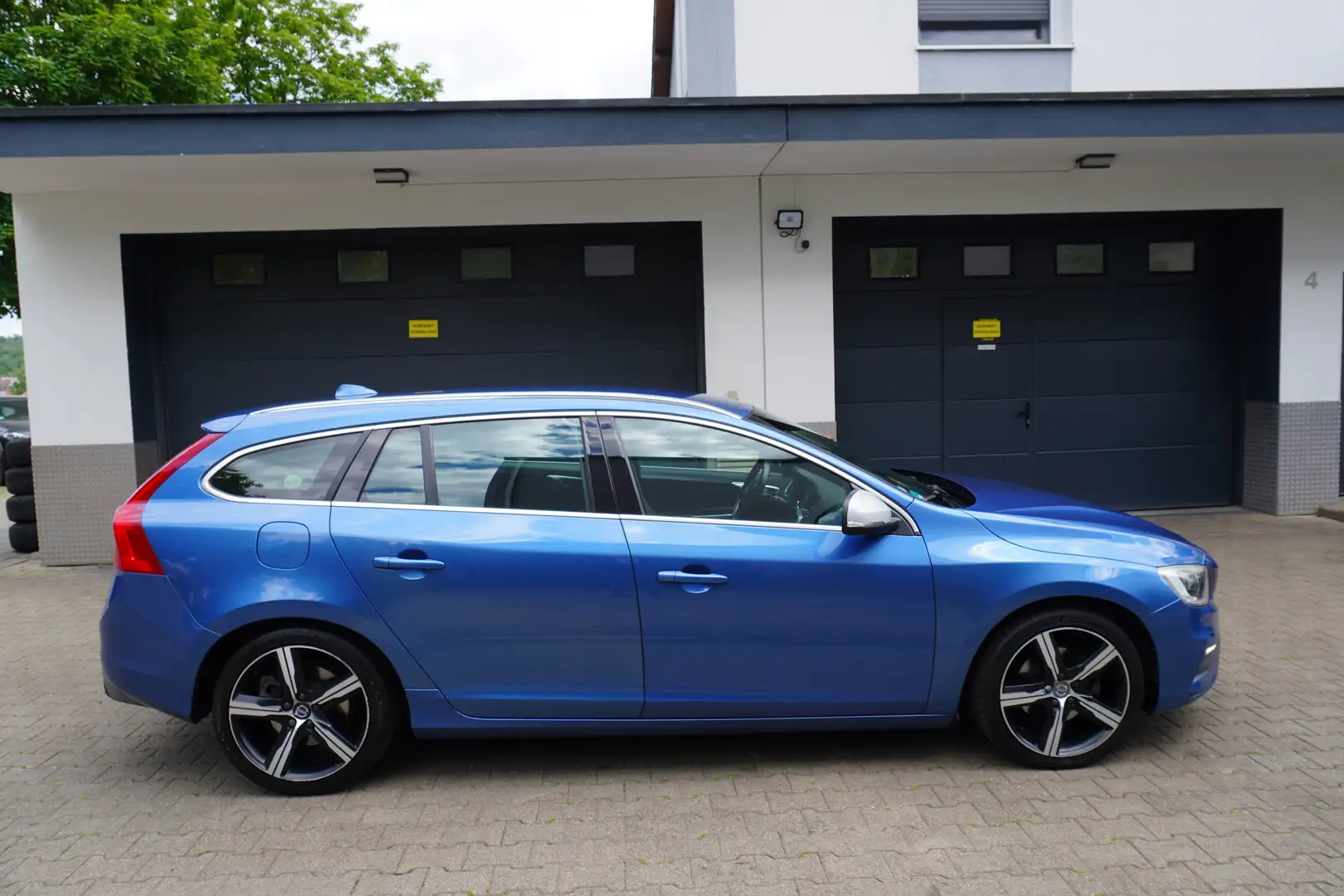 Volvo V60 D4 R-Design Aut. LEDER+NAVI+KAMERA+XENON+AHK+ALU Bleu - 2