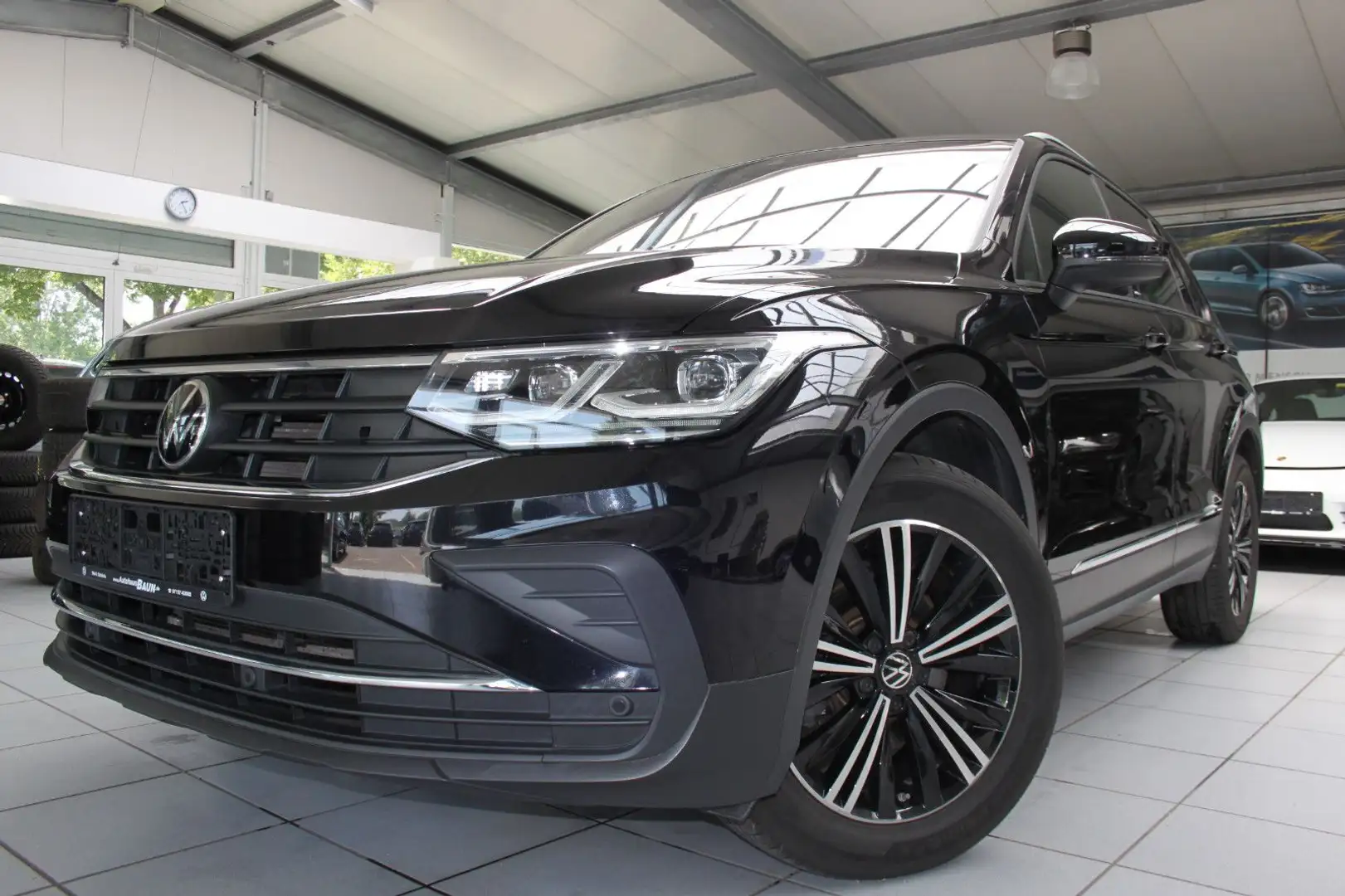 Volkswagen Tiguan /UNITED/DSG/MATRLED/ACC/STZHZ/18"/ELEHECK Schwarz - 2