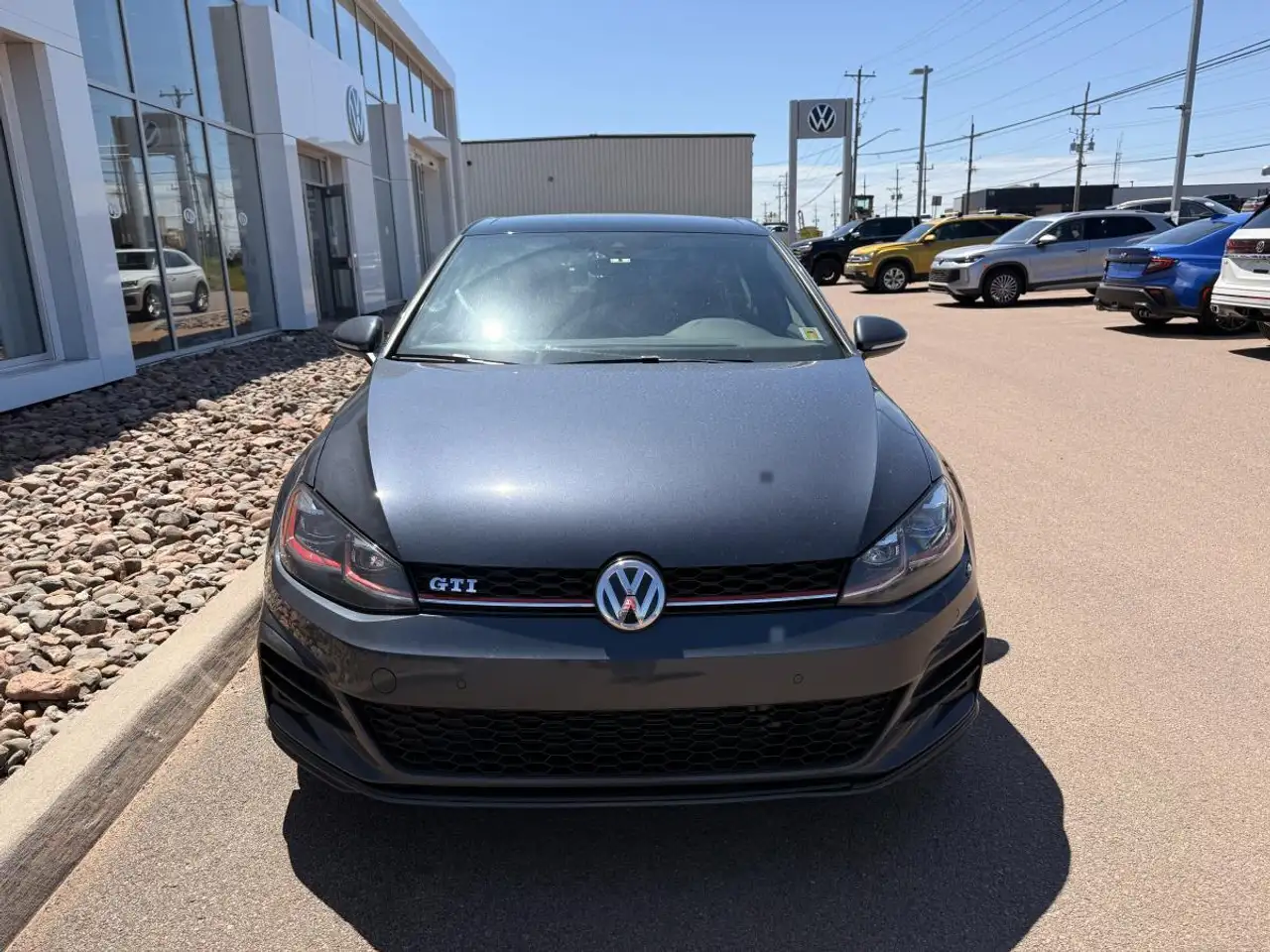 Volkswagen Golf GTI снимка Volkswagen Golf GTI