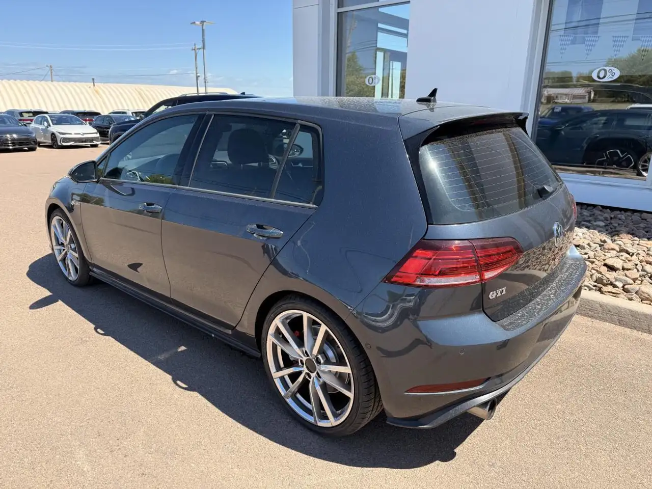 Volkswagen Golf GTI снимка Volkswagen Golf GTI