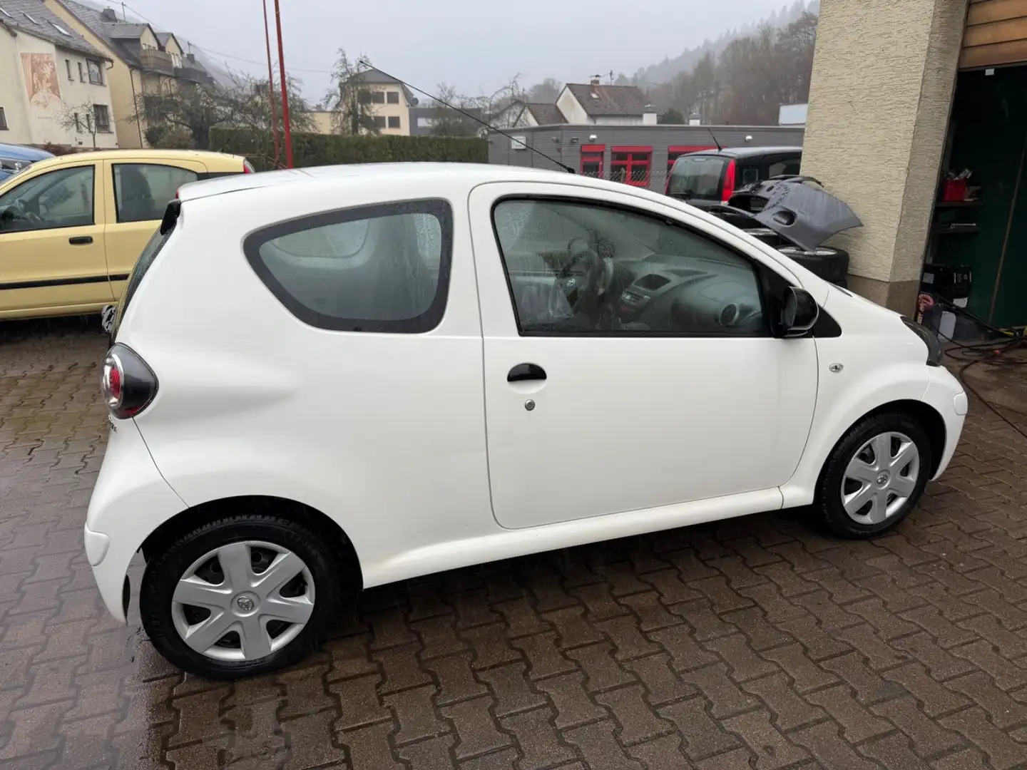 Toyota Aygo AYGO, 97000 km, Tüv neu bis 12/2027, 1. Hd! Weiß - 2