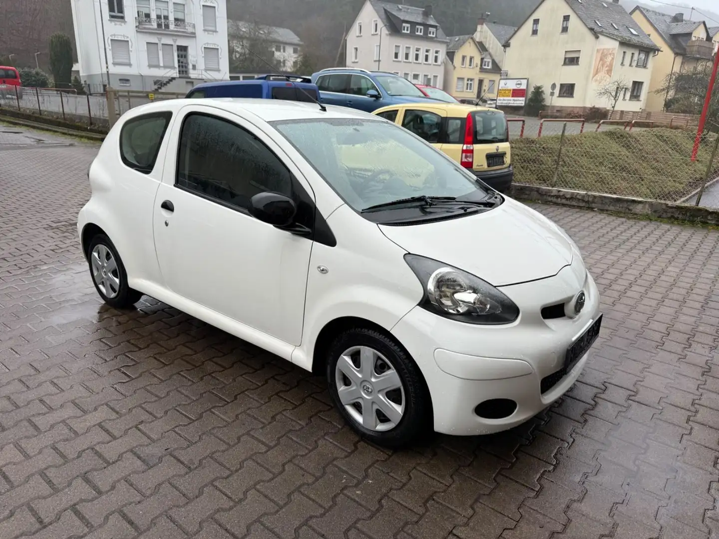 Toyota Aygo AYGO, 97000 km, Tüv neu bis 12/2027, 1. Hd! Weiß - 1
