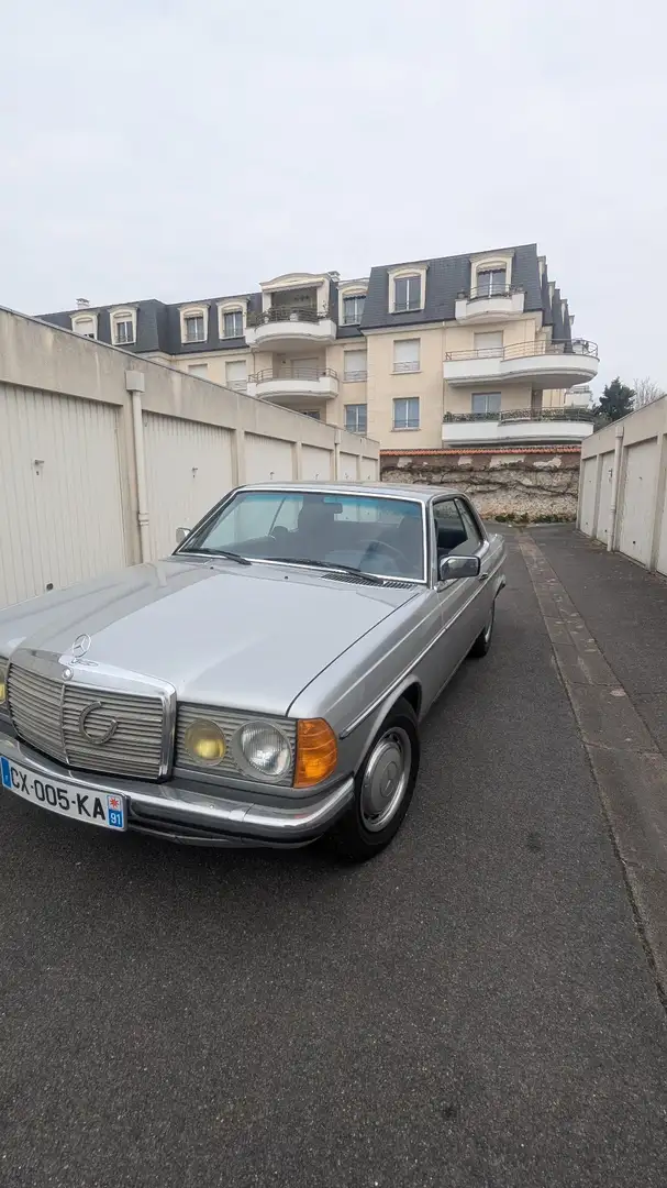 Mercedes-Benz 230 - 1