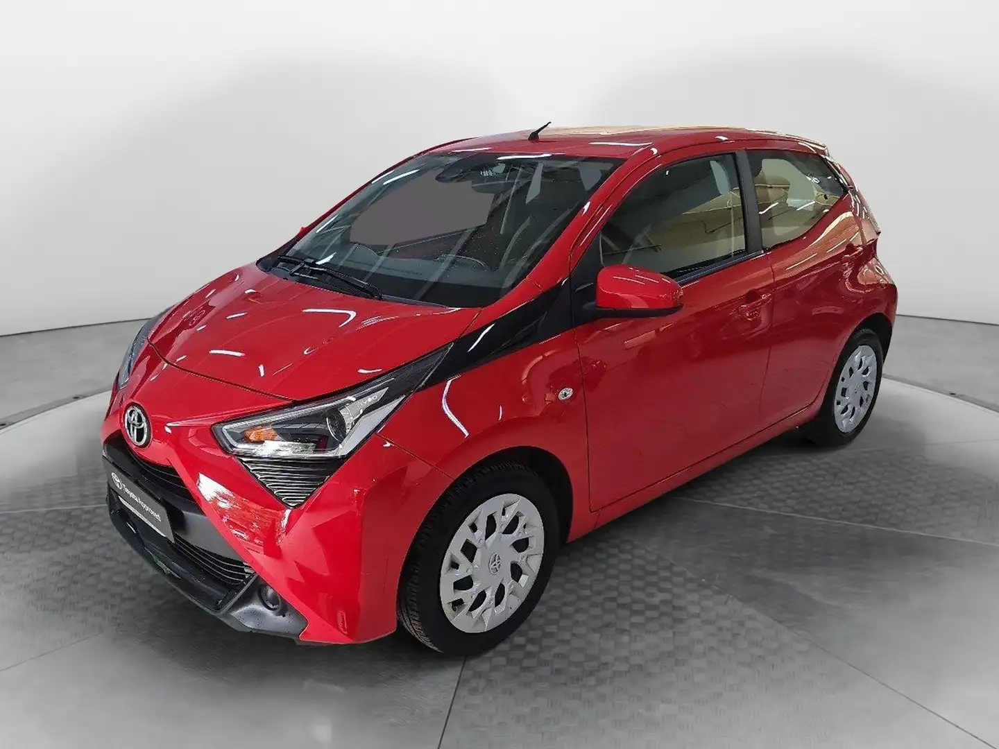 Toyota Aygo Connect 1.0 VVT-i 72 CV 5 porte x-play MMT Rosso - 1