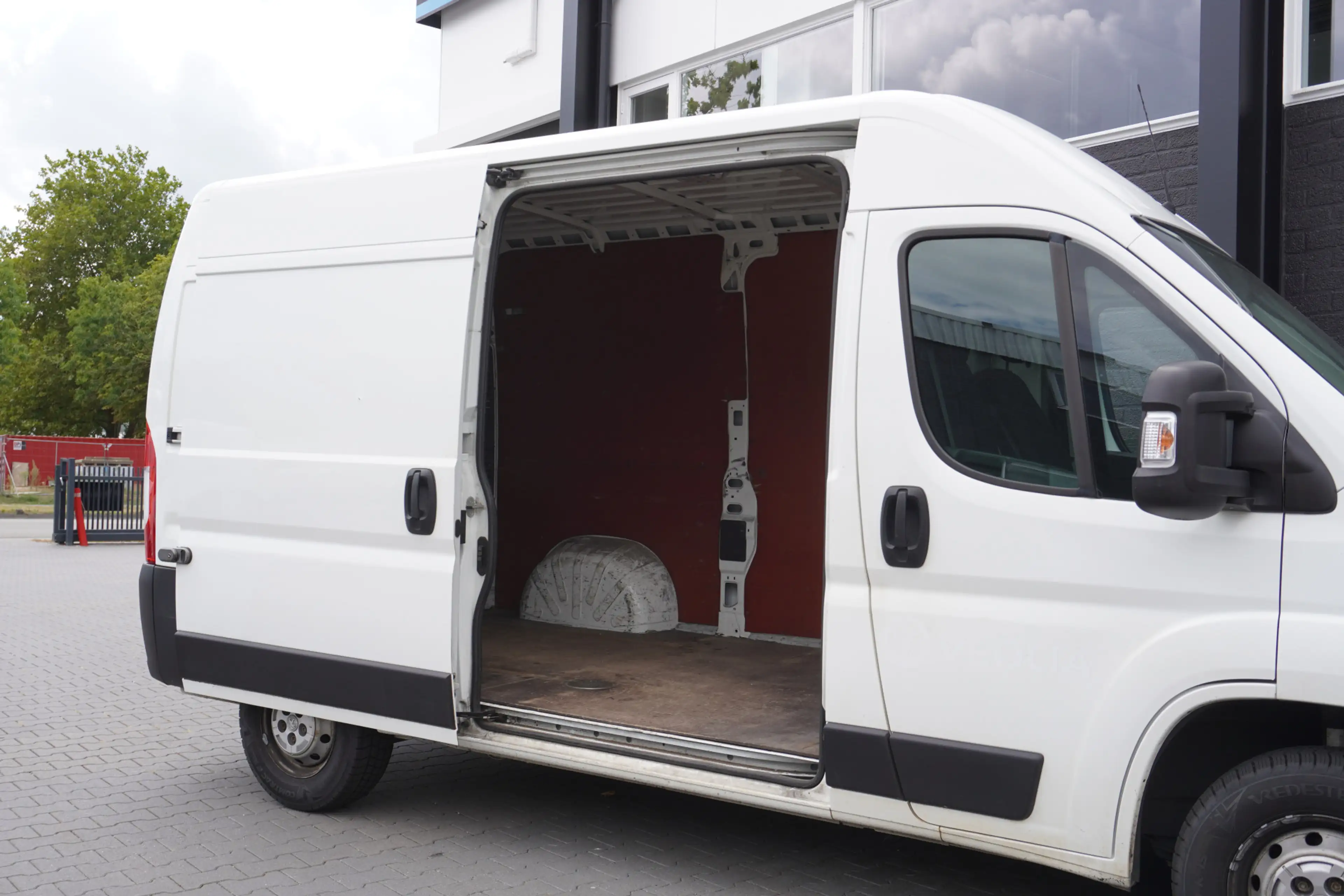 Peugeot Boxer 2.2 BlueHDi 120PK L2H2 EURO 6 - Airco - Navi - Cru — photo 9