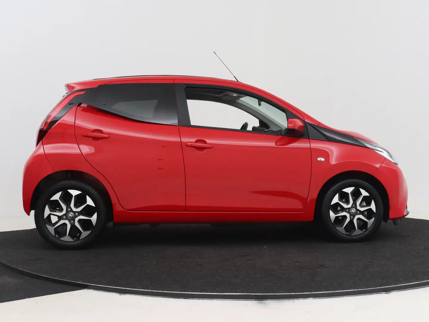 Toyota Aygo 1.0 VVT-i x-joy cabrio Rouge - 2