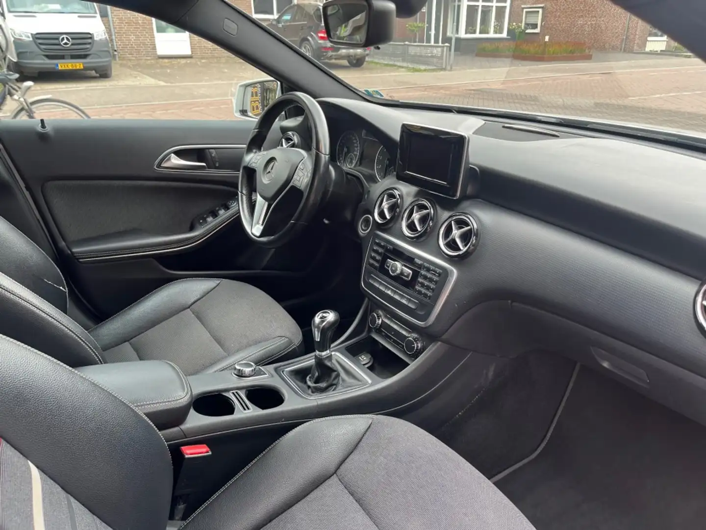 Mercedes-Benz A 180 180 EDITION / NAVI / CRUISE CTR. / AIRCO / TREKHAA Grijs - 2