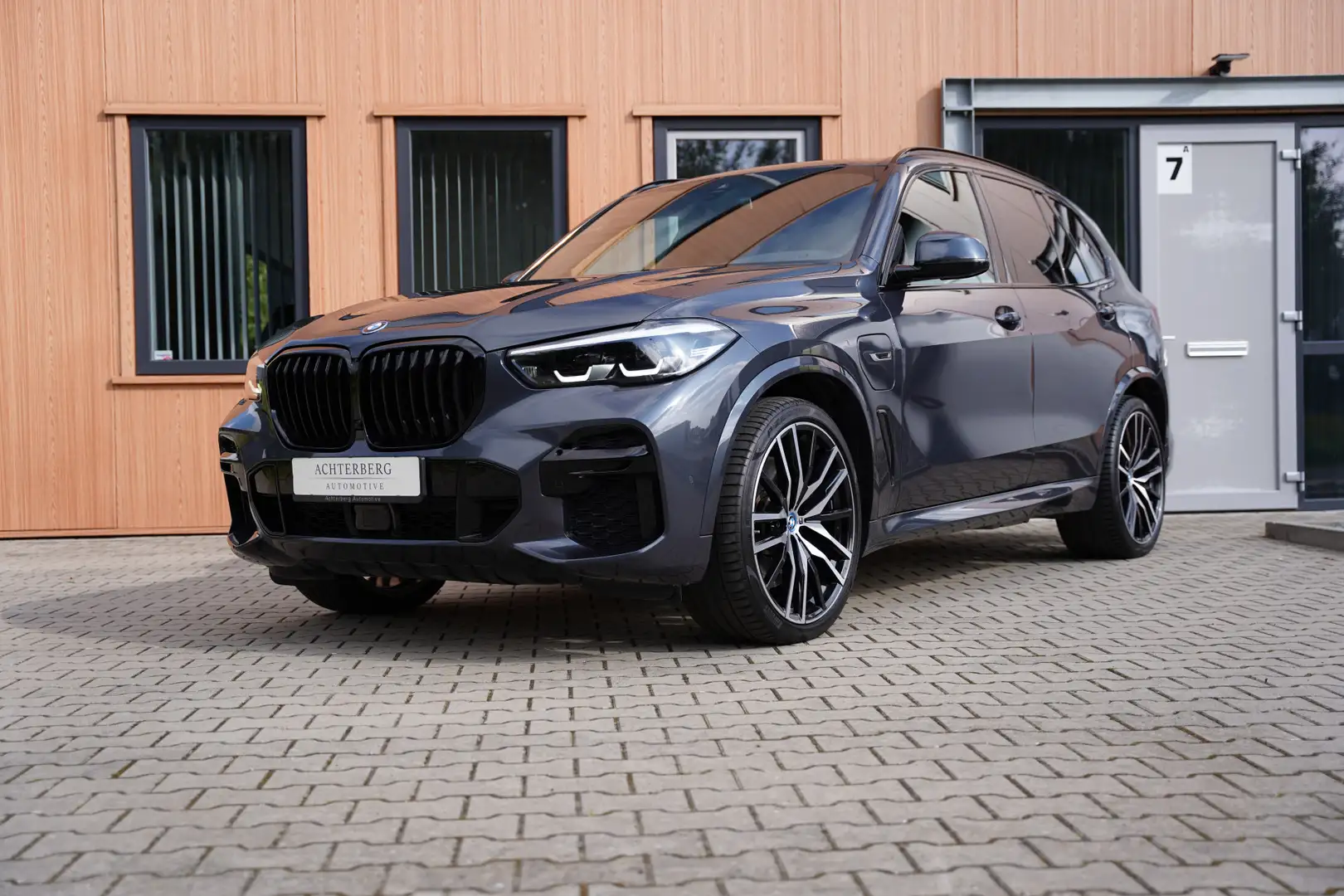 BMW X5 xDrive45e | M-Sport | 22 inch | Trekhaak Grijs - 1