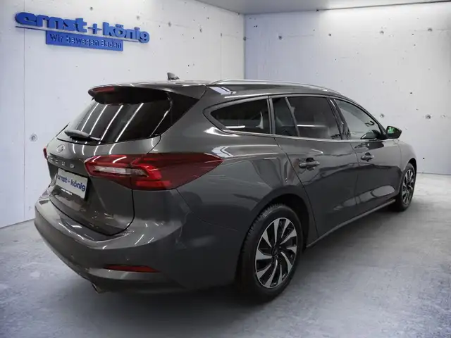 Ford Focus view 3