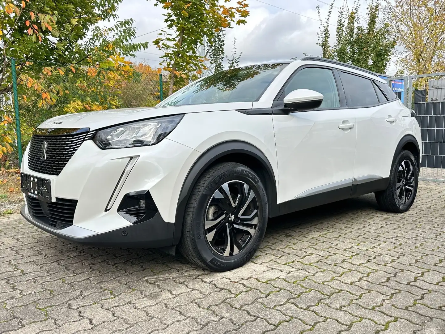 Peugeot 2008 HDi 130 Allure/Pano/3D/360°/AHK/ACC/1.Hand Weiß - 2