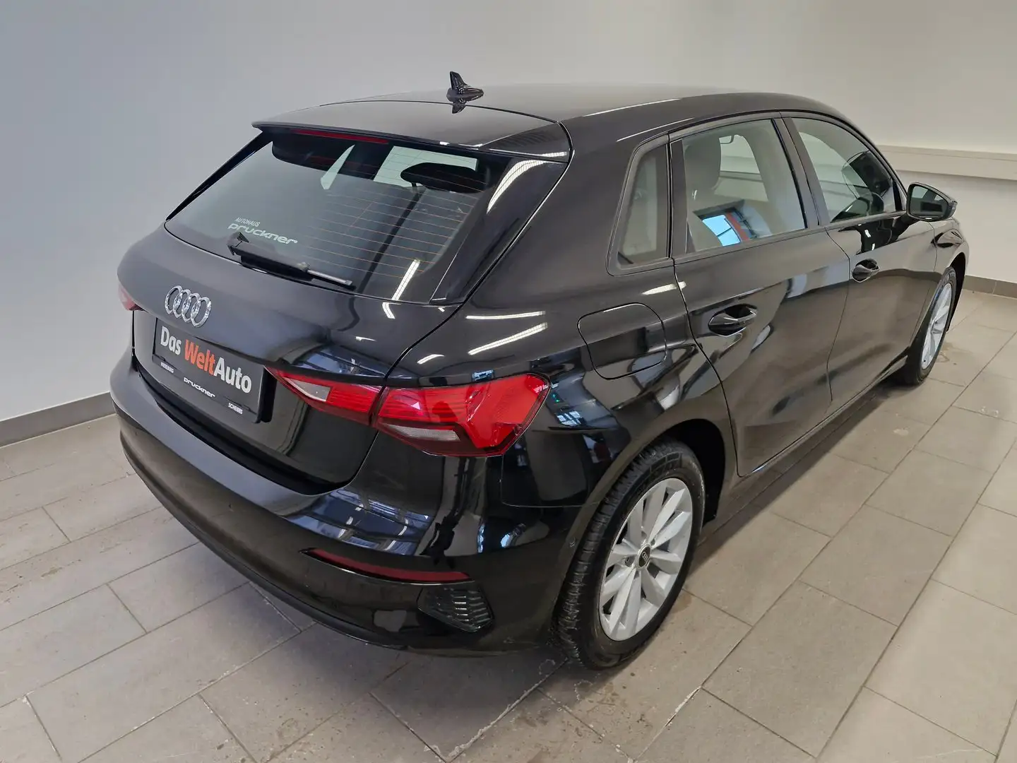 Audi A3 30 TFSI Schwarz - 2
