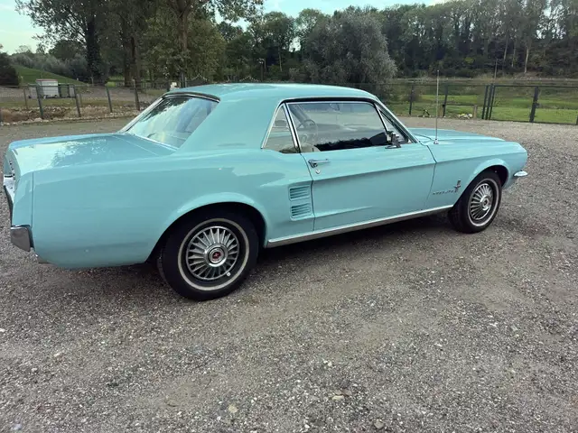 Ford Mustang view 4