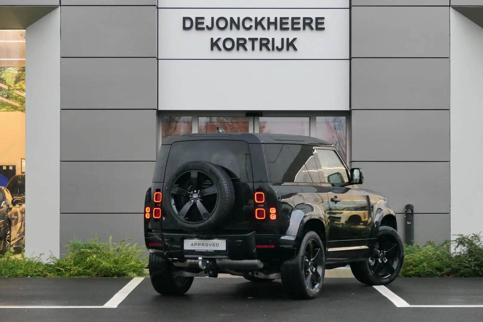 Land Rover Defender 90 D250 X-Dynamic SE AWD Auto. Zwart - 2