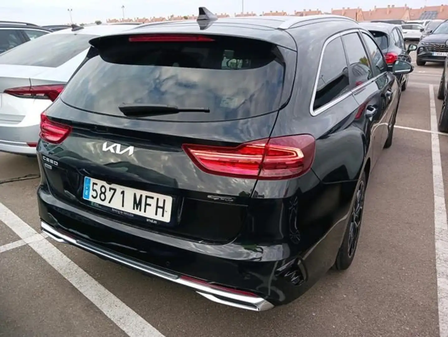 Kia Tourer 1.5 MHEV 118kW(160CV) GT Line DCT Negro - 2