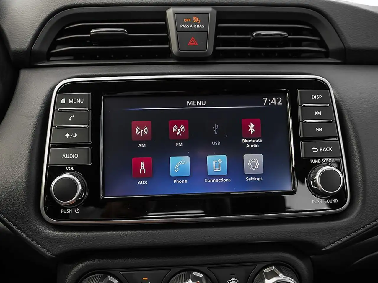 Nissan Versa снимка Nissan Versa
