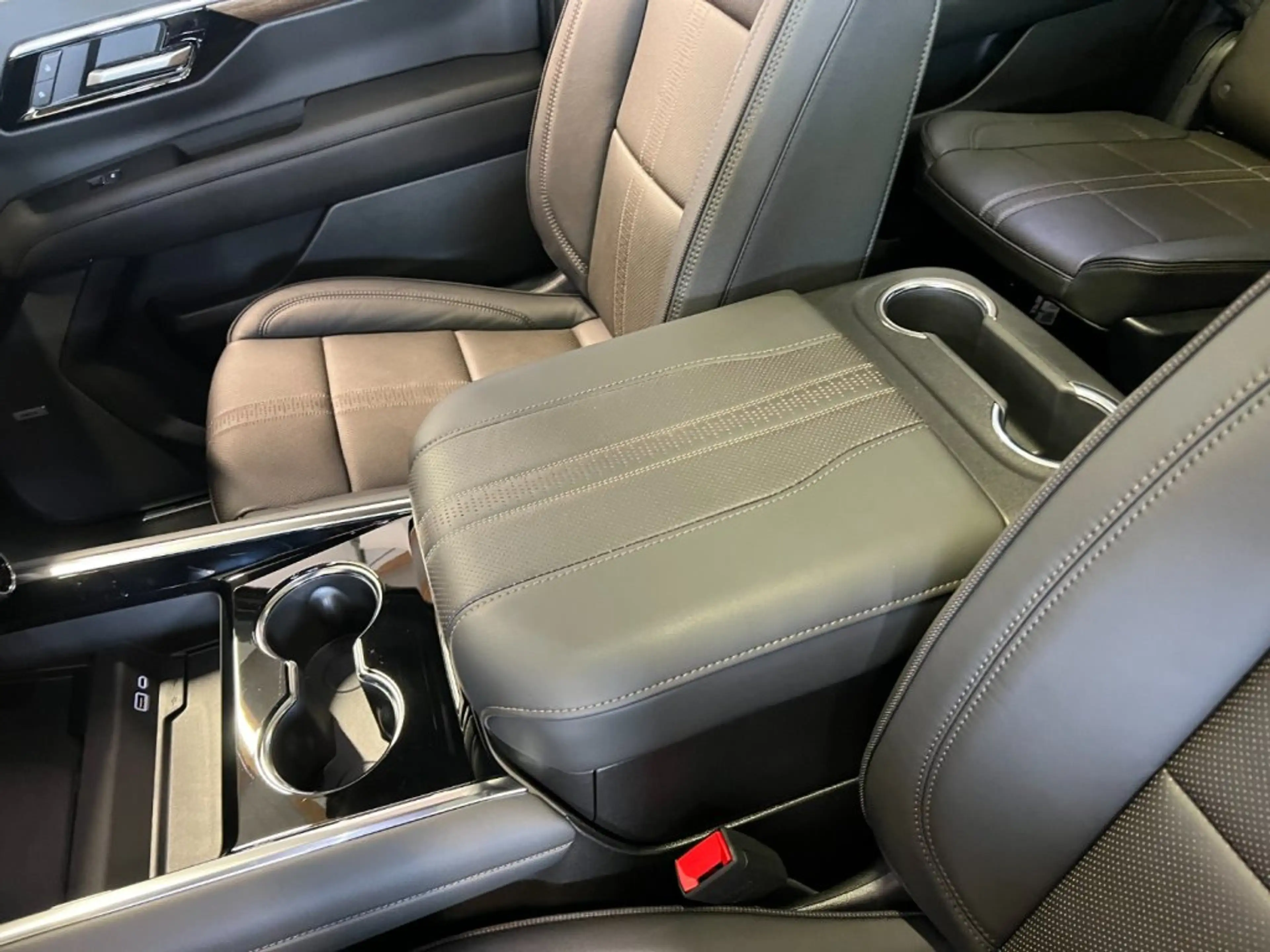 Chevrolet Tahoe High Country 4x4 — photo 11