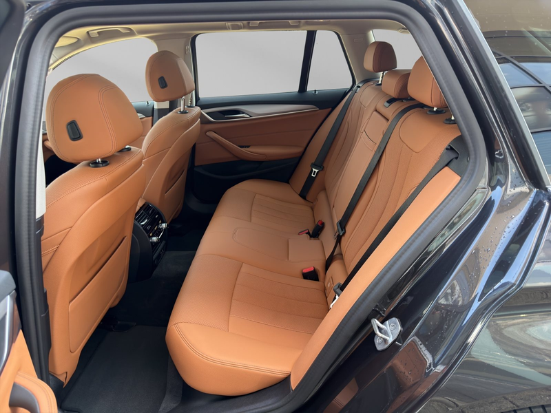 BMW 520 d xDrive Touring Aut. AHK RFK HUD Pano — photo 11