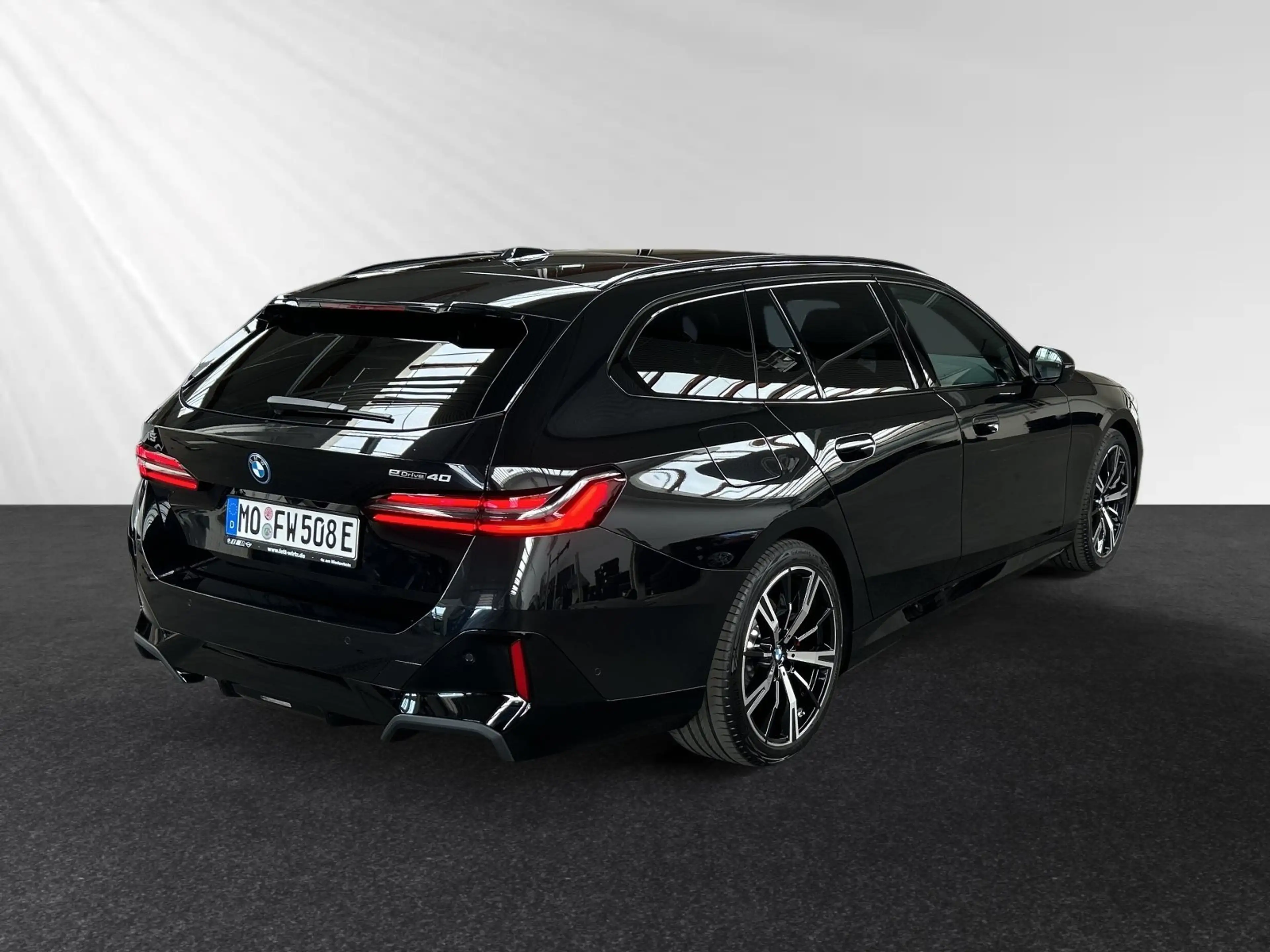 BMW i5 eDrive40 Touring M Sport Pro|AHK|Pano|DA-Prof. — photo 3
