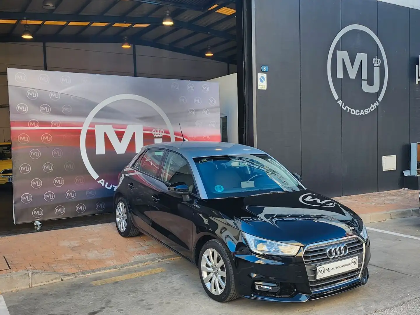 Audi A1 Sportback 1.6TDI Design Noir - 1