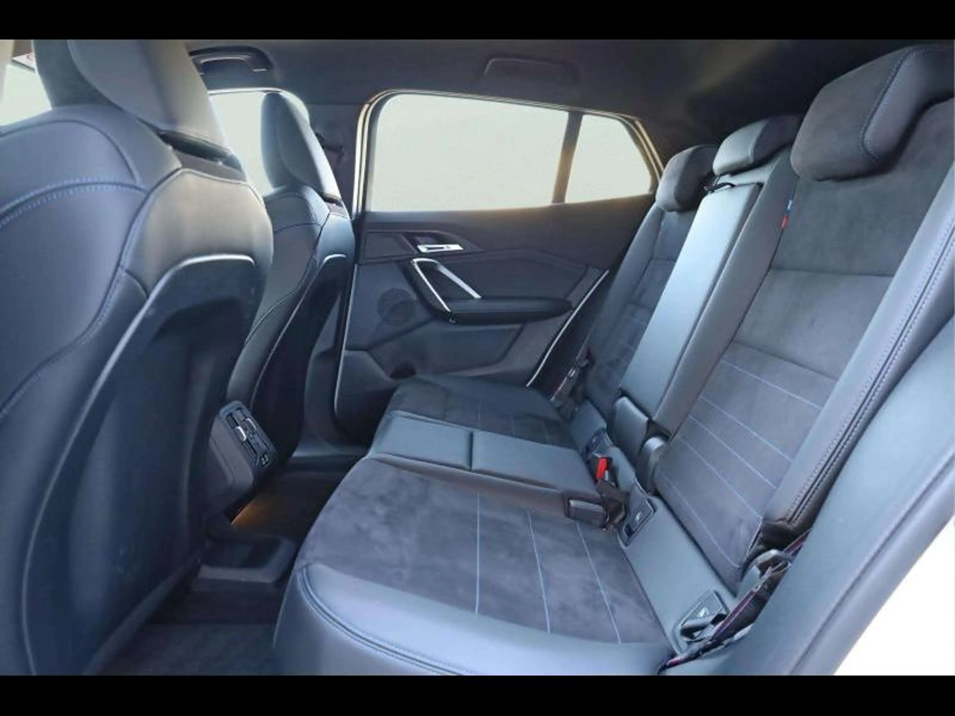 BMW iX2 eDrive20 Kit M Sport — photo 10
