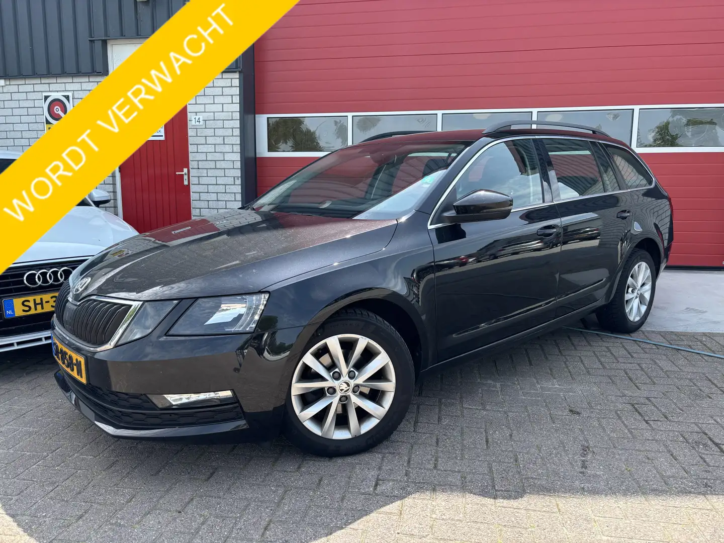 Skoda Octavia Combi 1.6 TDI Greentech Ambition Business 1500KG T Zwart - 1
