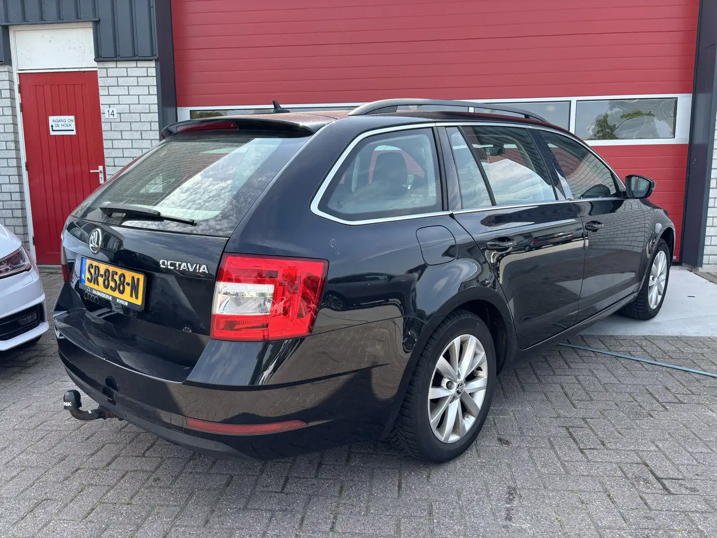 Skoda Octavia Combi 1.6 TDI Greentech Ambition Business 1500KG T Zwart - 2
