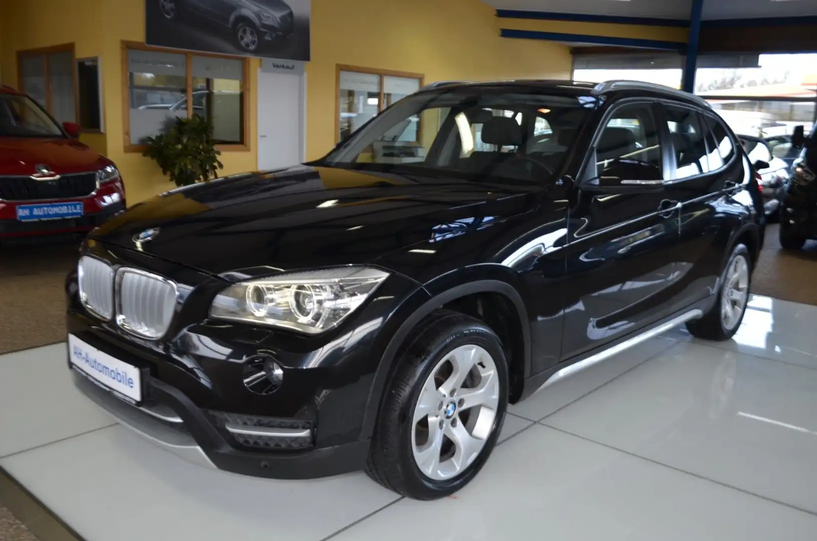 BMW X1 18 d xDrive AUTOMATIK / XENON / NAVI / LEDER Schwarz - 1