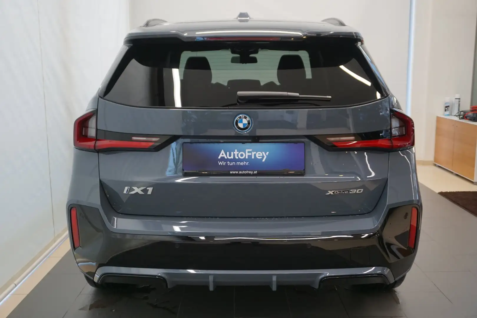 BMW iX1 xDrive30 64,7kWh Grau - 2