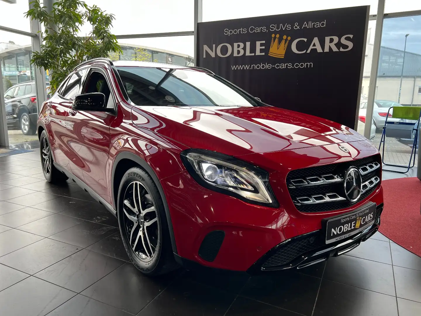 Mercedes-Benz GLA 250 4Matic NIGHT H&K StHZ LED DISTRONIC Red - 1