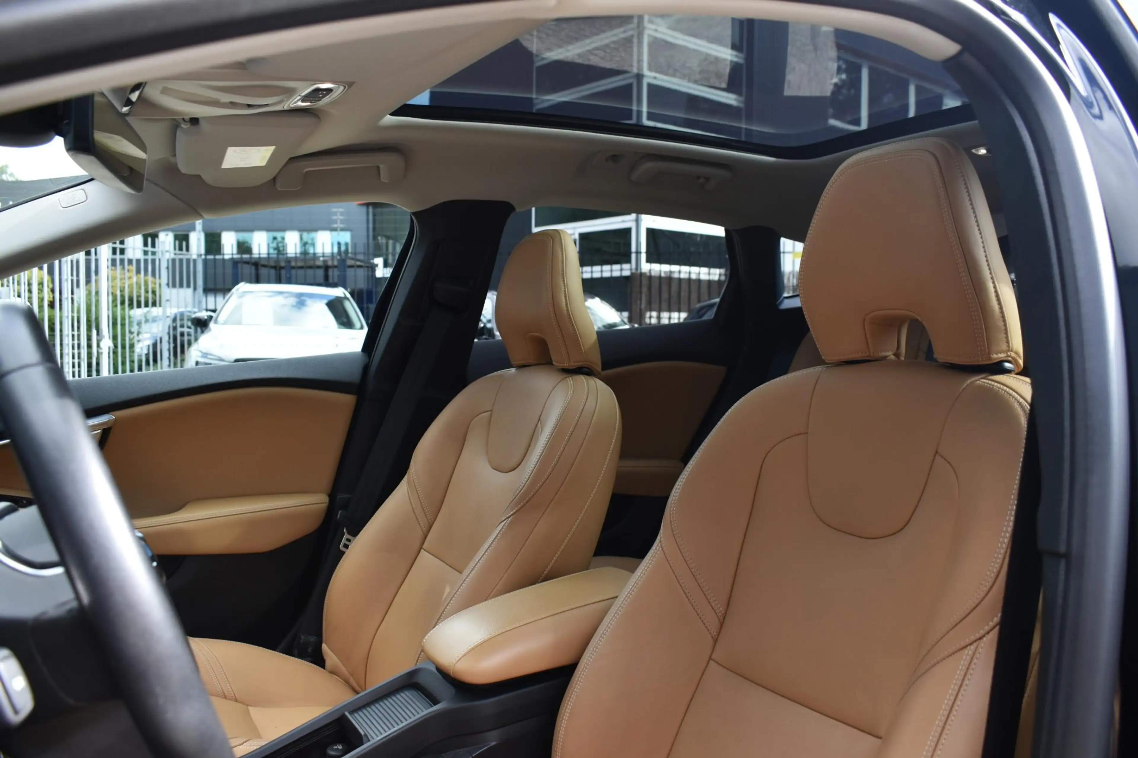 Volvo V40 Cross Country T3 Polar+ Luxury Amber Licht interieur | Panoramad — photo 12