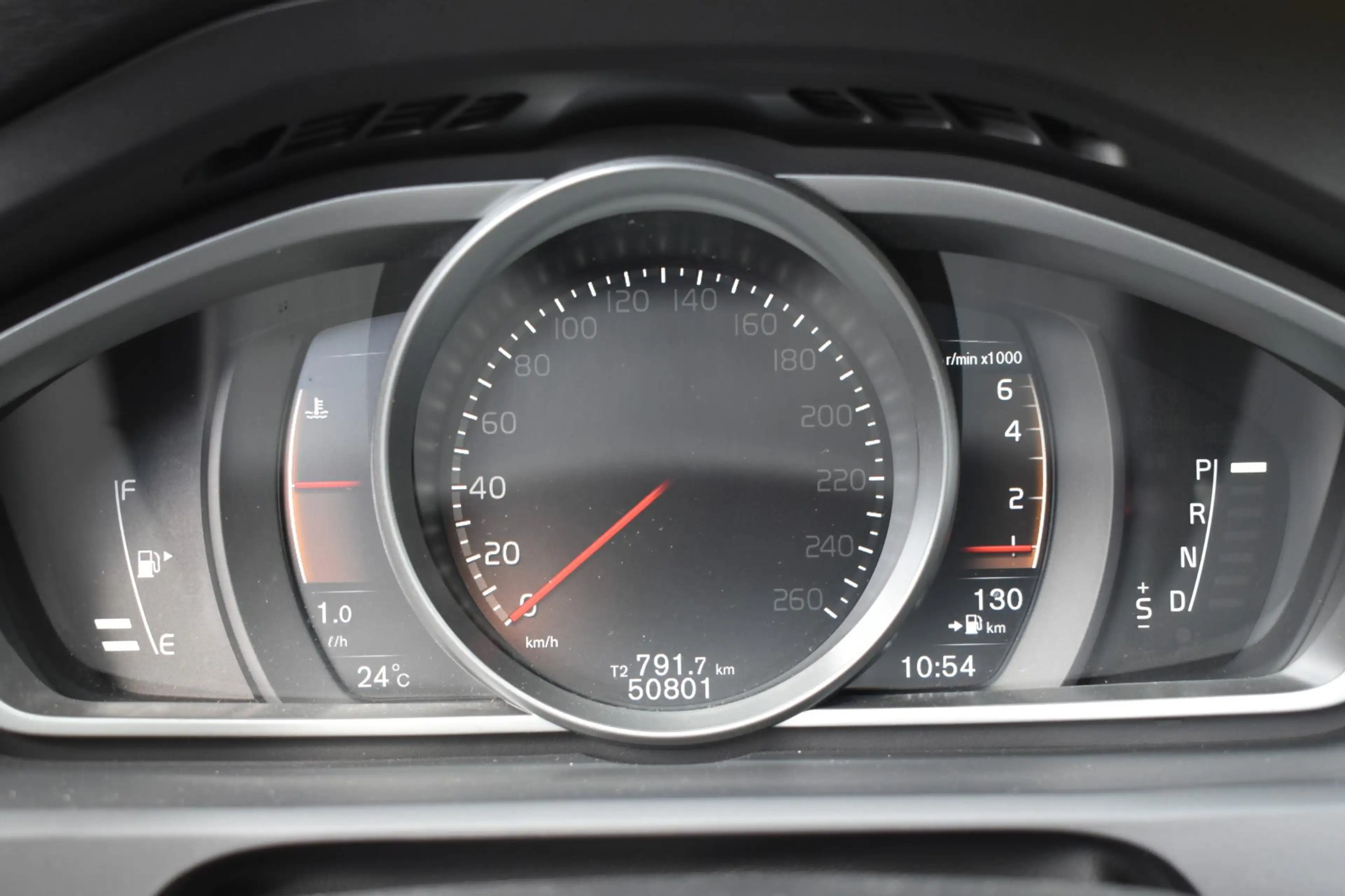 Volvo V40 Cross Country T3 Polar+ Luxury Amber Licht interieur | Panoramad — photo 15