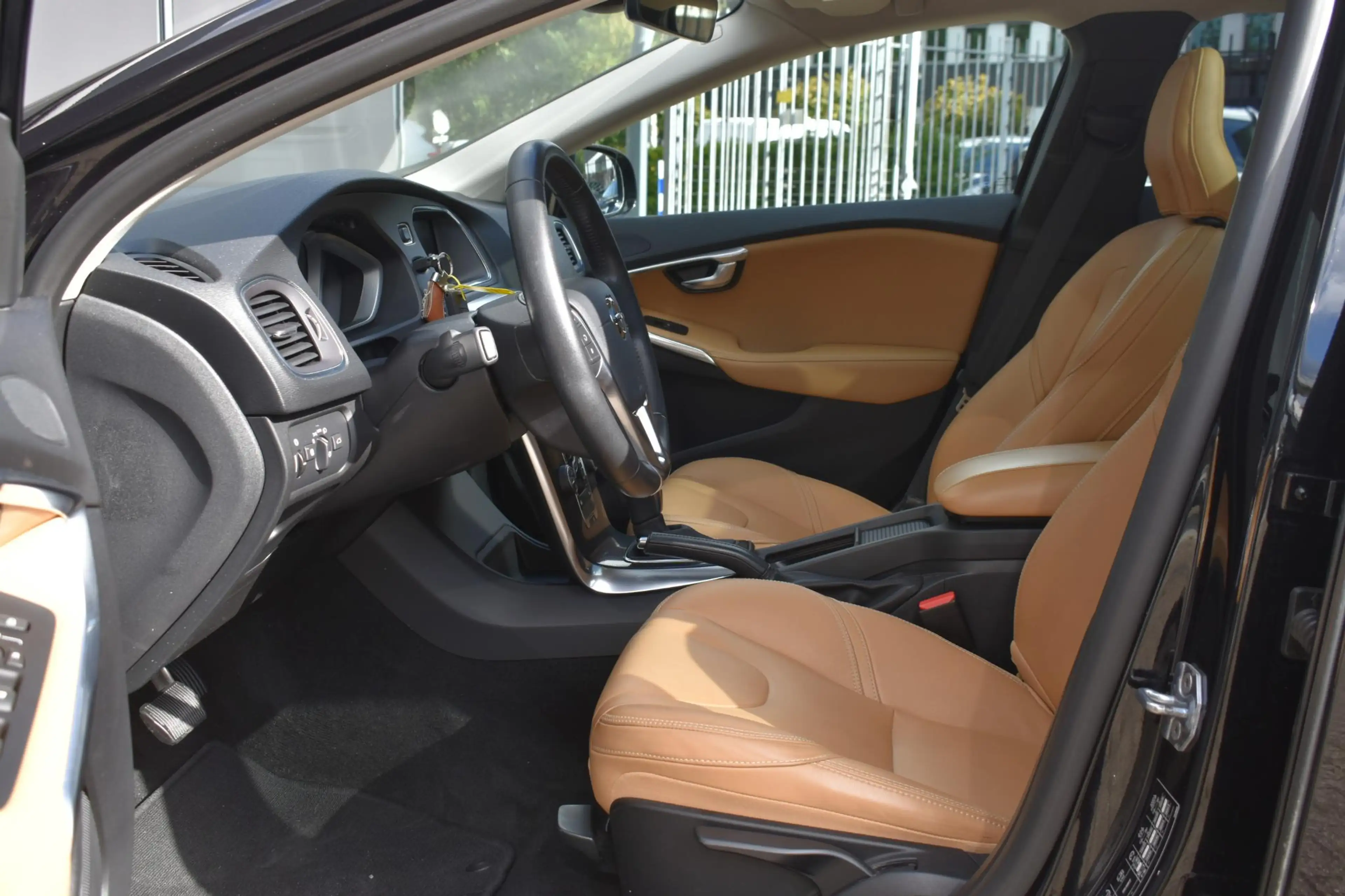Volvo V40 Cross Country T3 Polar+ Luxury Amber Licht interieur | Panoramad — photo 11