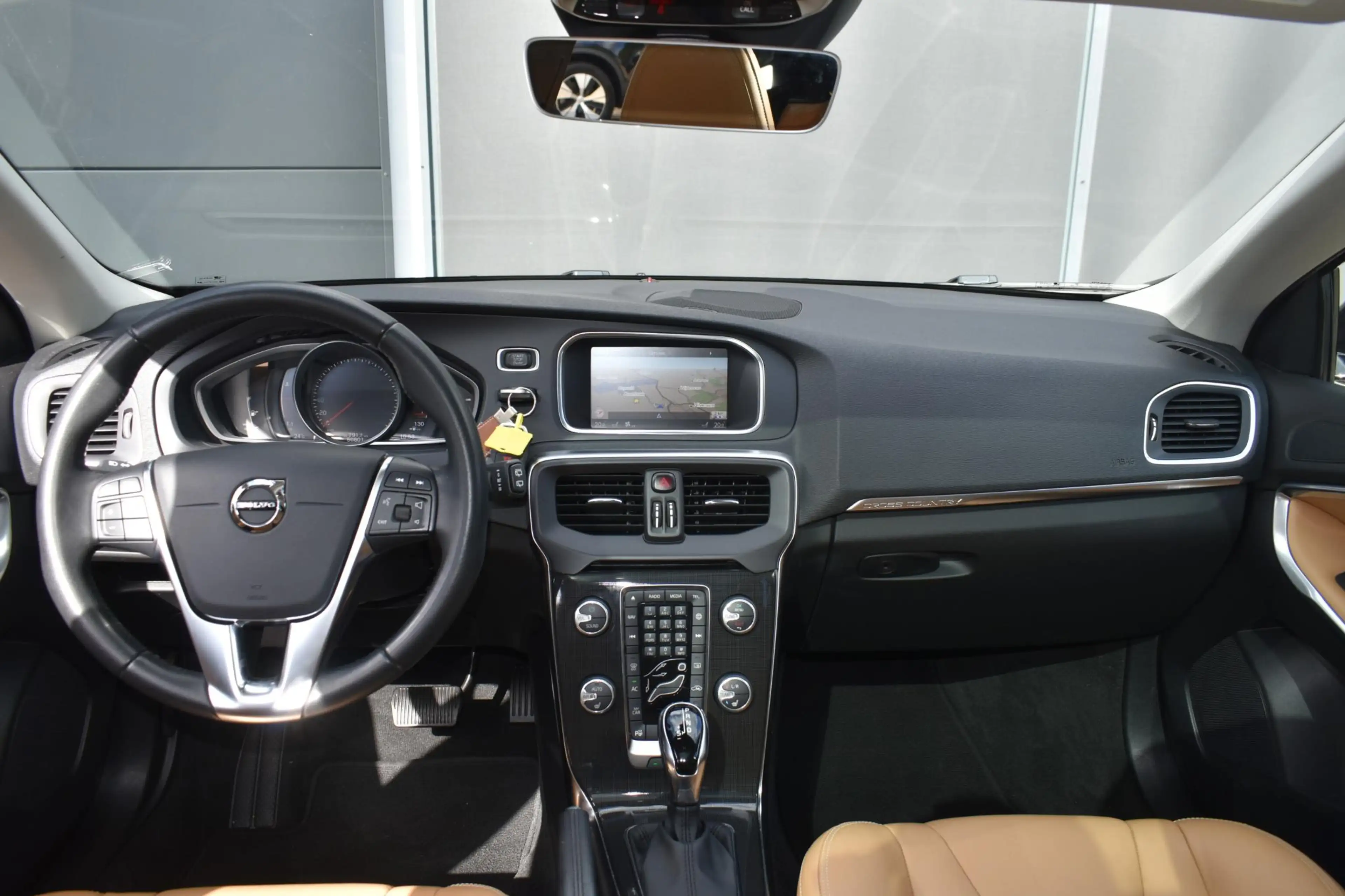 Volvo V40 Cross Country T3 Polar+ Luxury Amber Licht interieur | Panoramad — photo 14