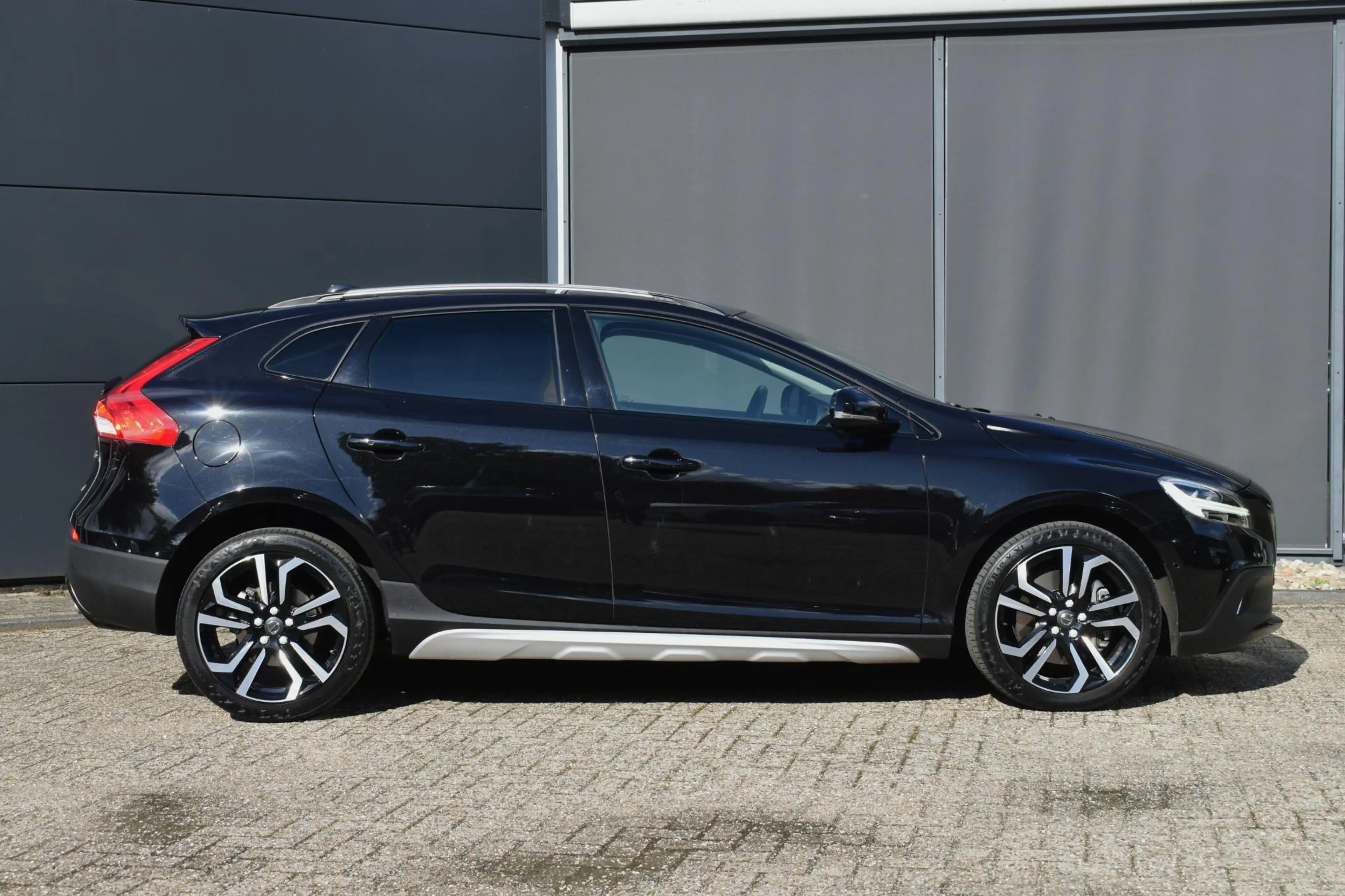 Volvo V40 Cross Country T3 Polar+ Luxury Amber Licht interieur | Panoramad — photo 9