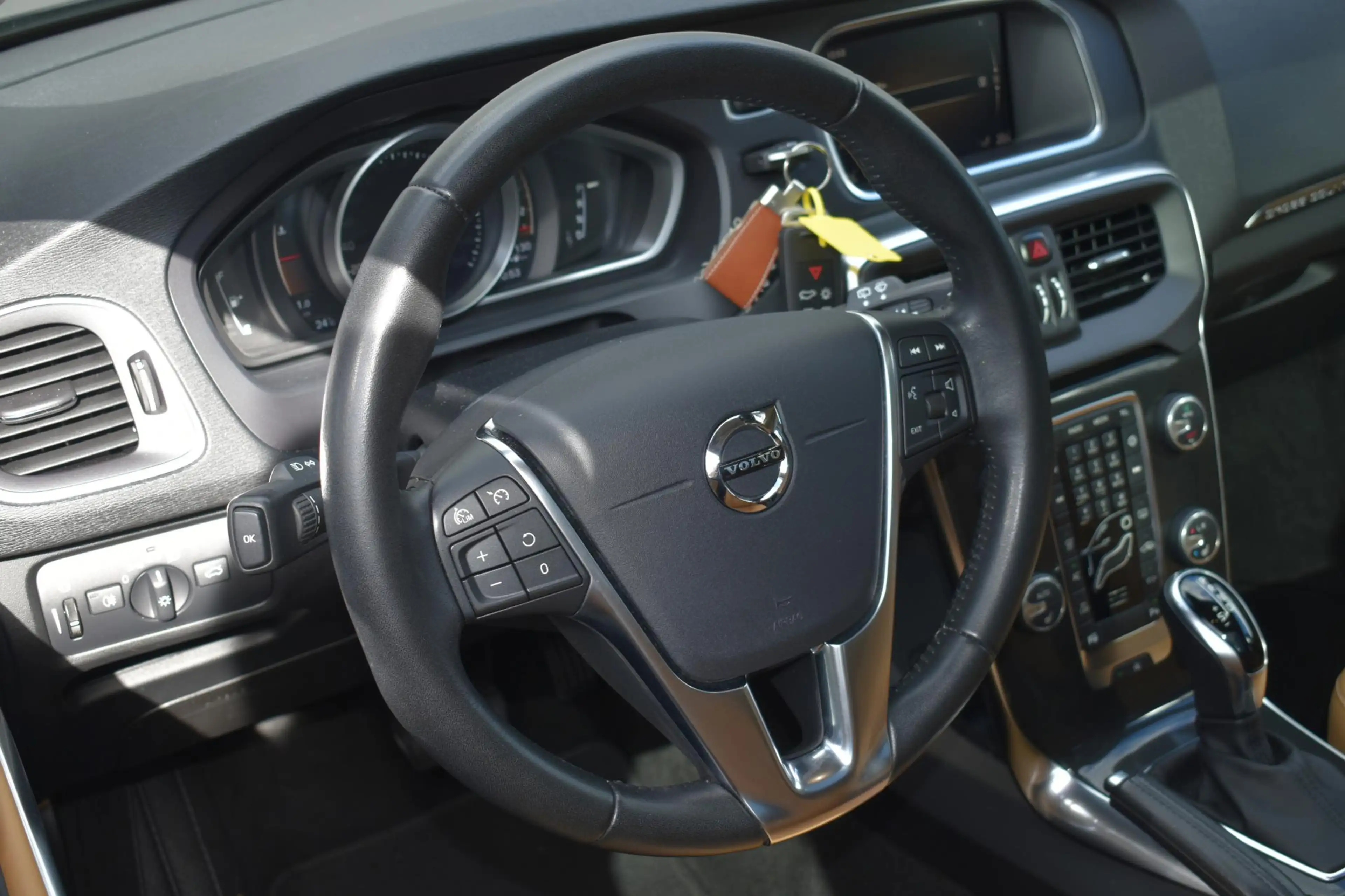 Volvo V40 Cross Country T3 Polar+ Luxury Amber Licht interieur | Panoramad — photo 3