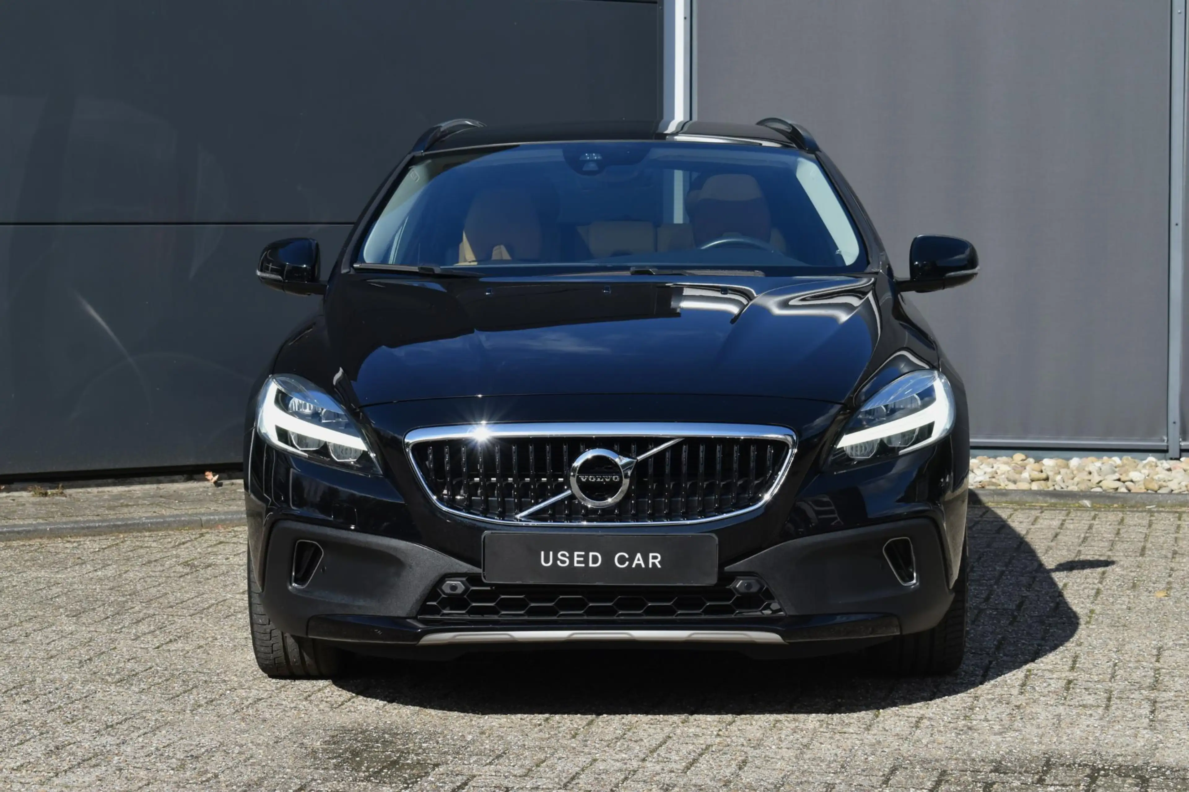 Volvo V40 Cross Country T3 Polar+ Luxury Amber Licht interieur | Panoramad — photo 4