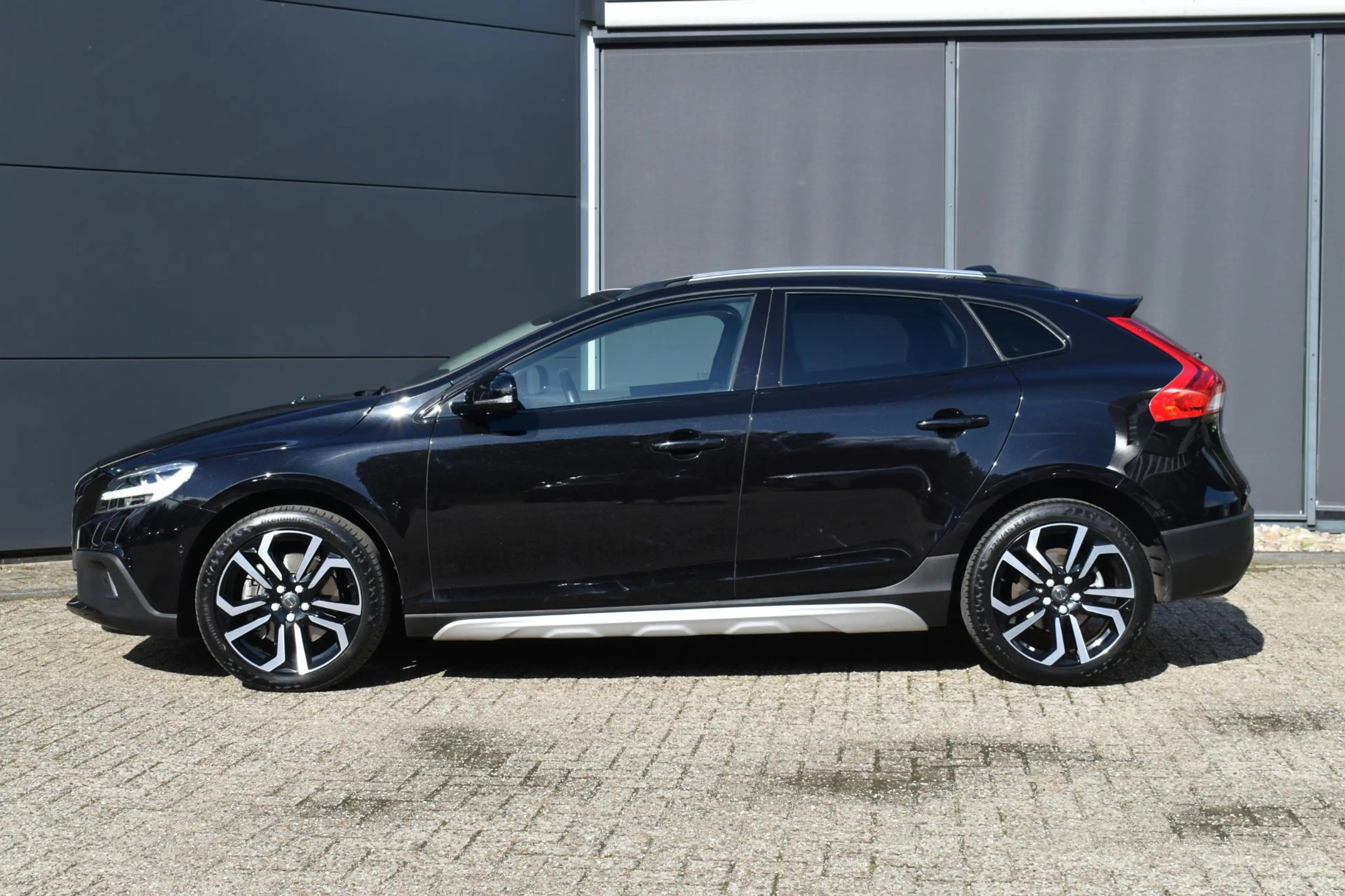 Volvo V40 Cross Country T3 Polar+ Luxury Amber Licht interieur | Panoramad — photo 6