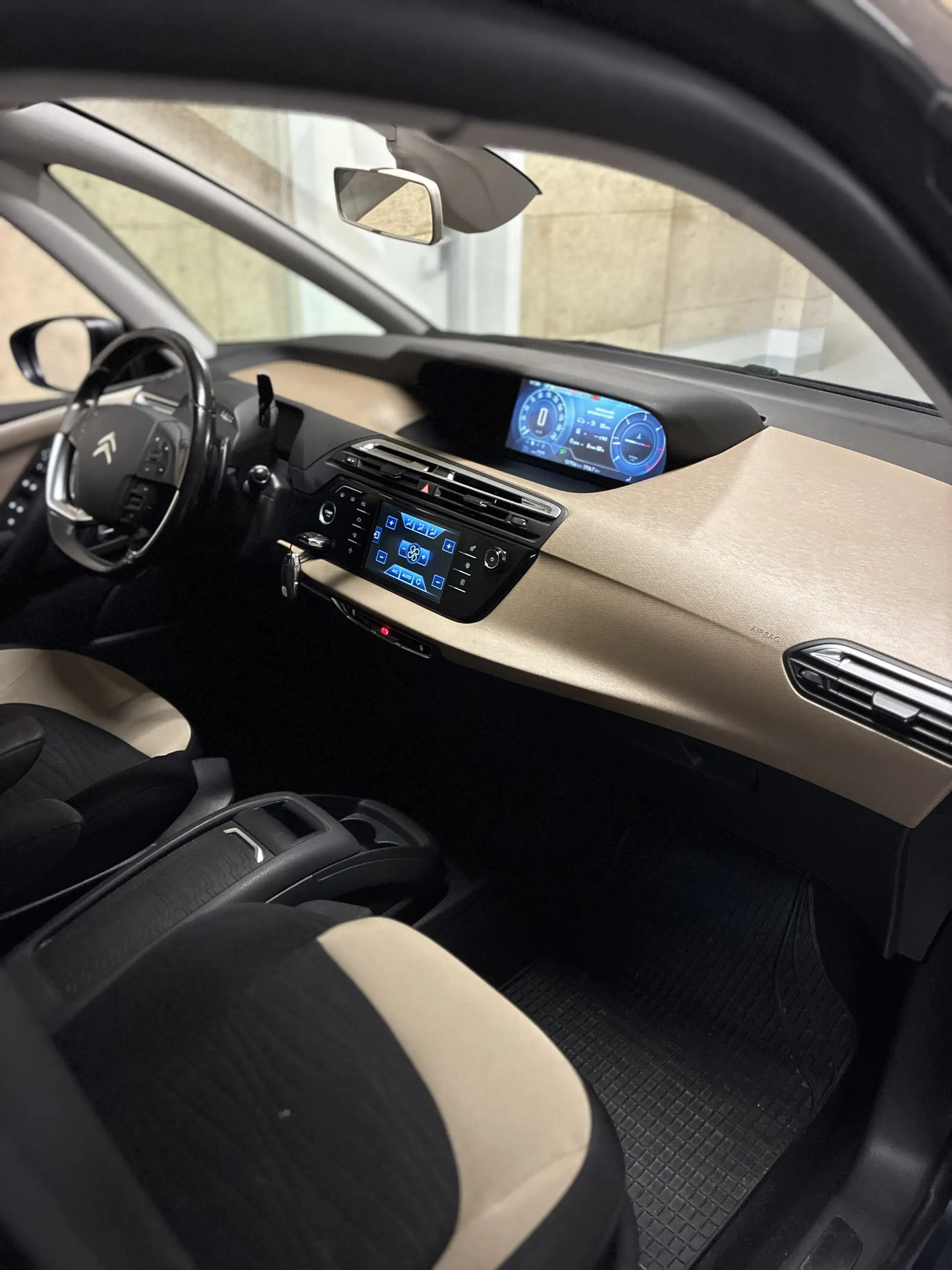 Citroen C4 Picasso e-HDi 115 ETG6 Intensive — photo 9
