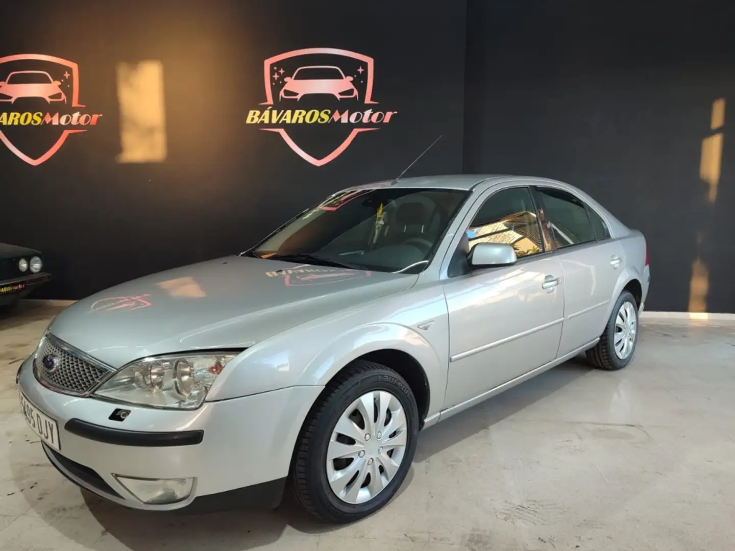 Ford Mondeo 2.0 TDCi Futura 115 srebrna - 1