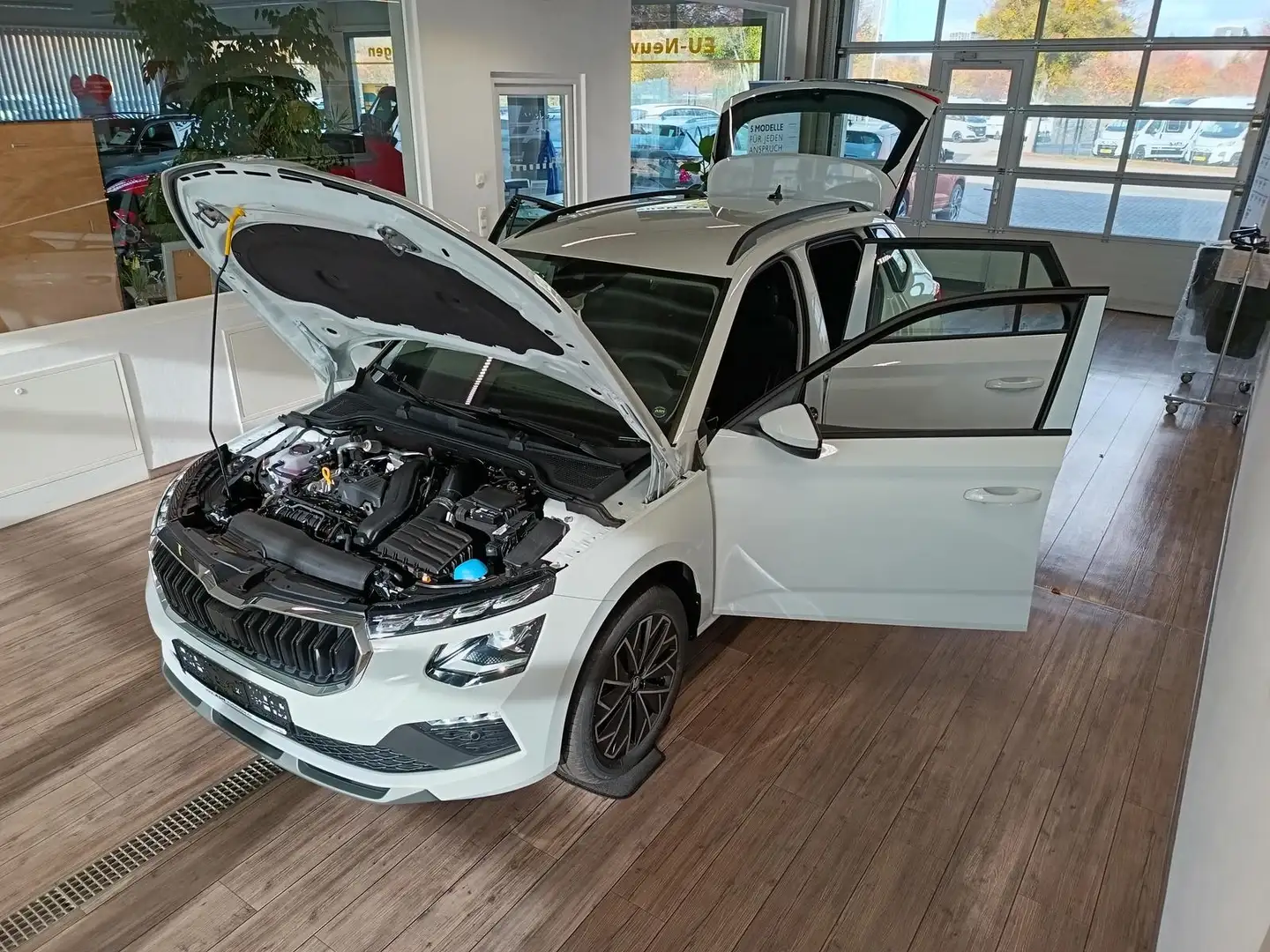Skoda Kamiq 130 Jahre 1,5TSI DSG*AHK*ACC*LED*R-KAM*PDC Weiß - 2