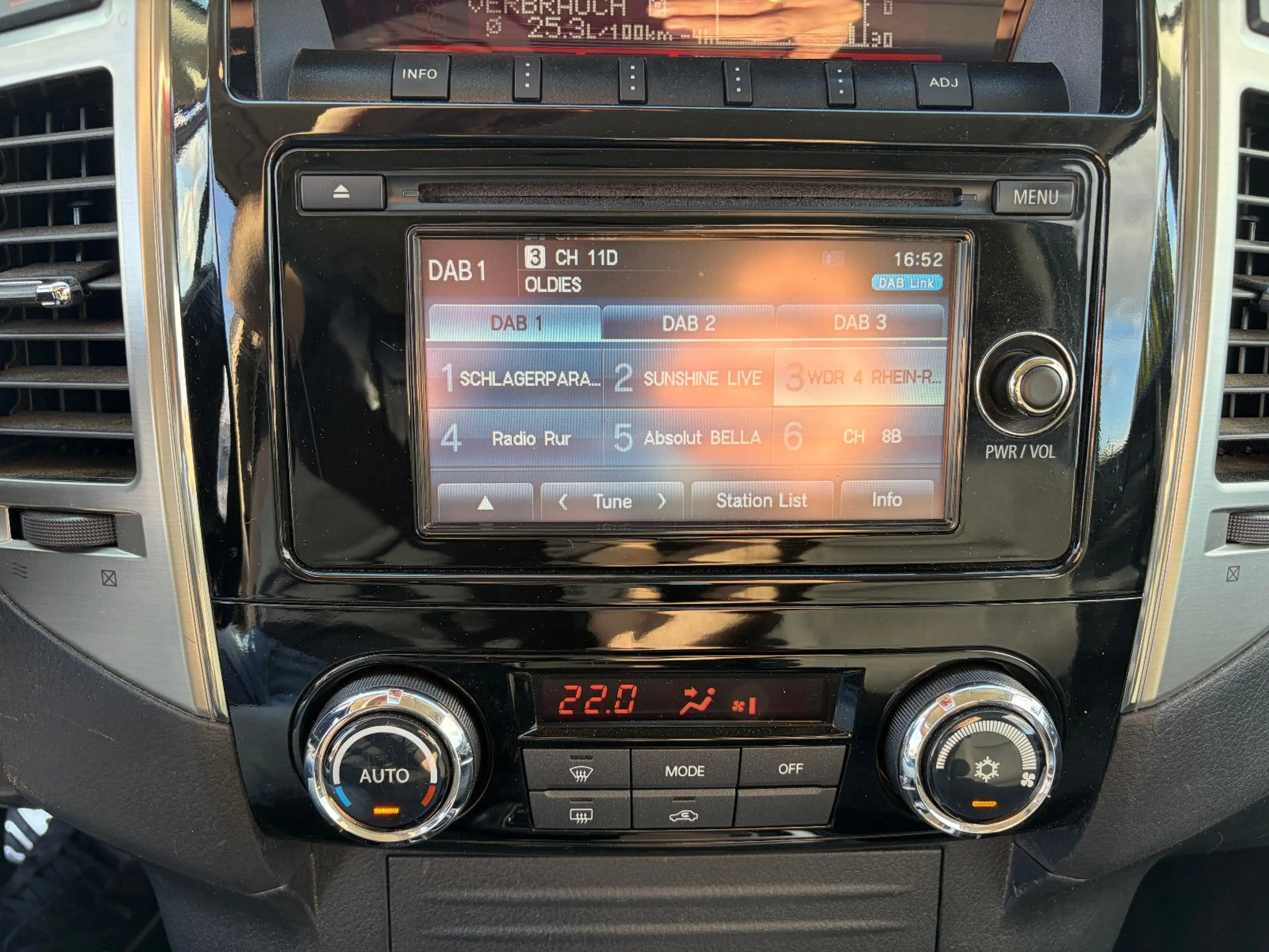 Mitsubishi Pajero 3.2 DI-D Plus 3-Türer Automatik — photo 11