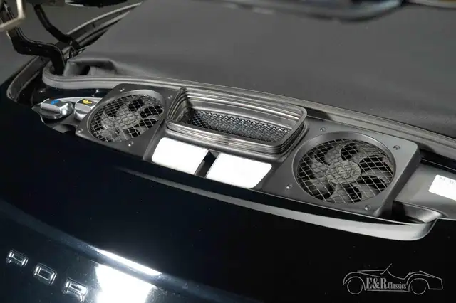Porsche 911 view 5