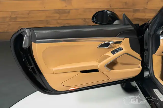 Porsche 911 view 14