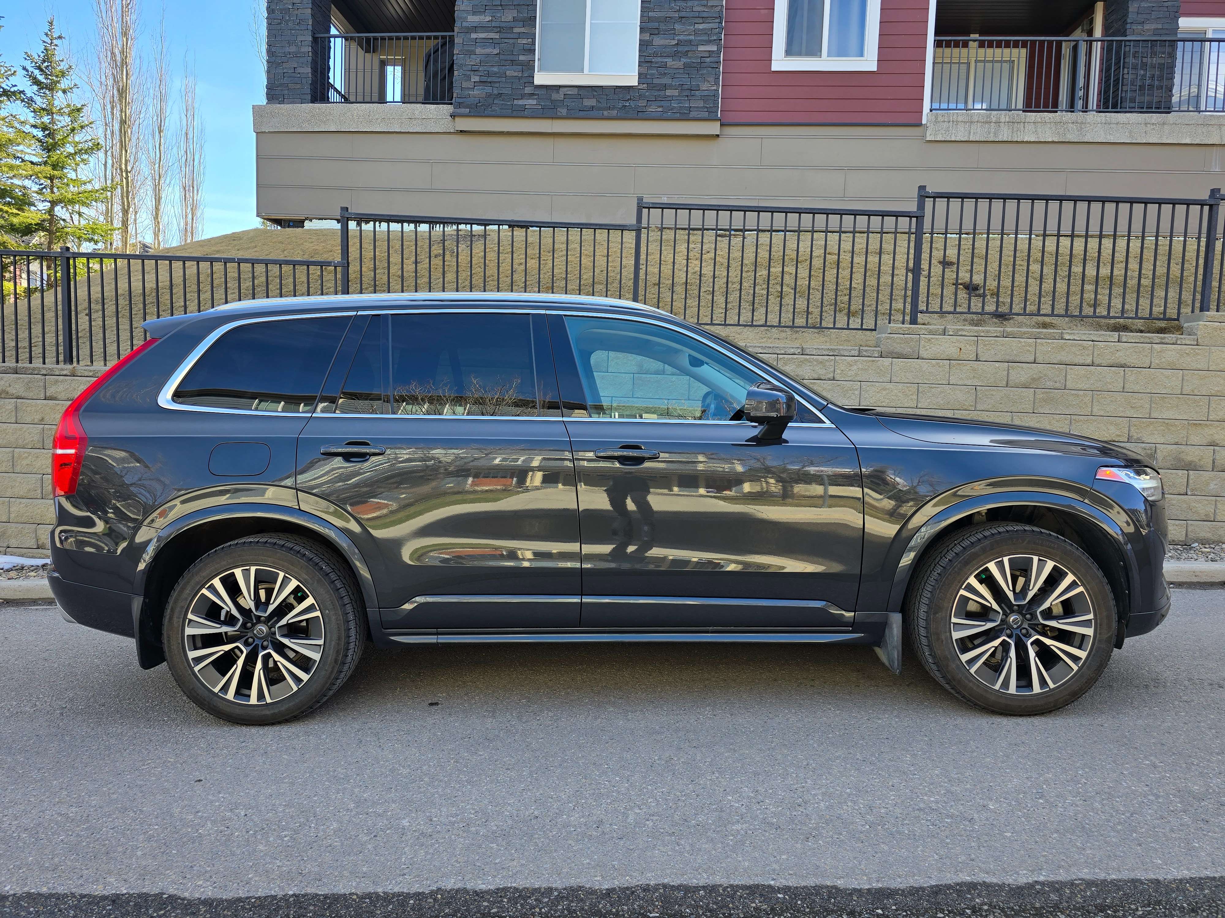 2021 Volvo XC90 Momentum alt 3