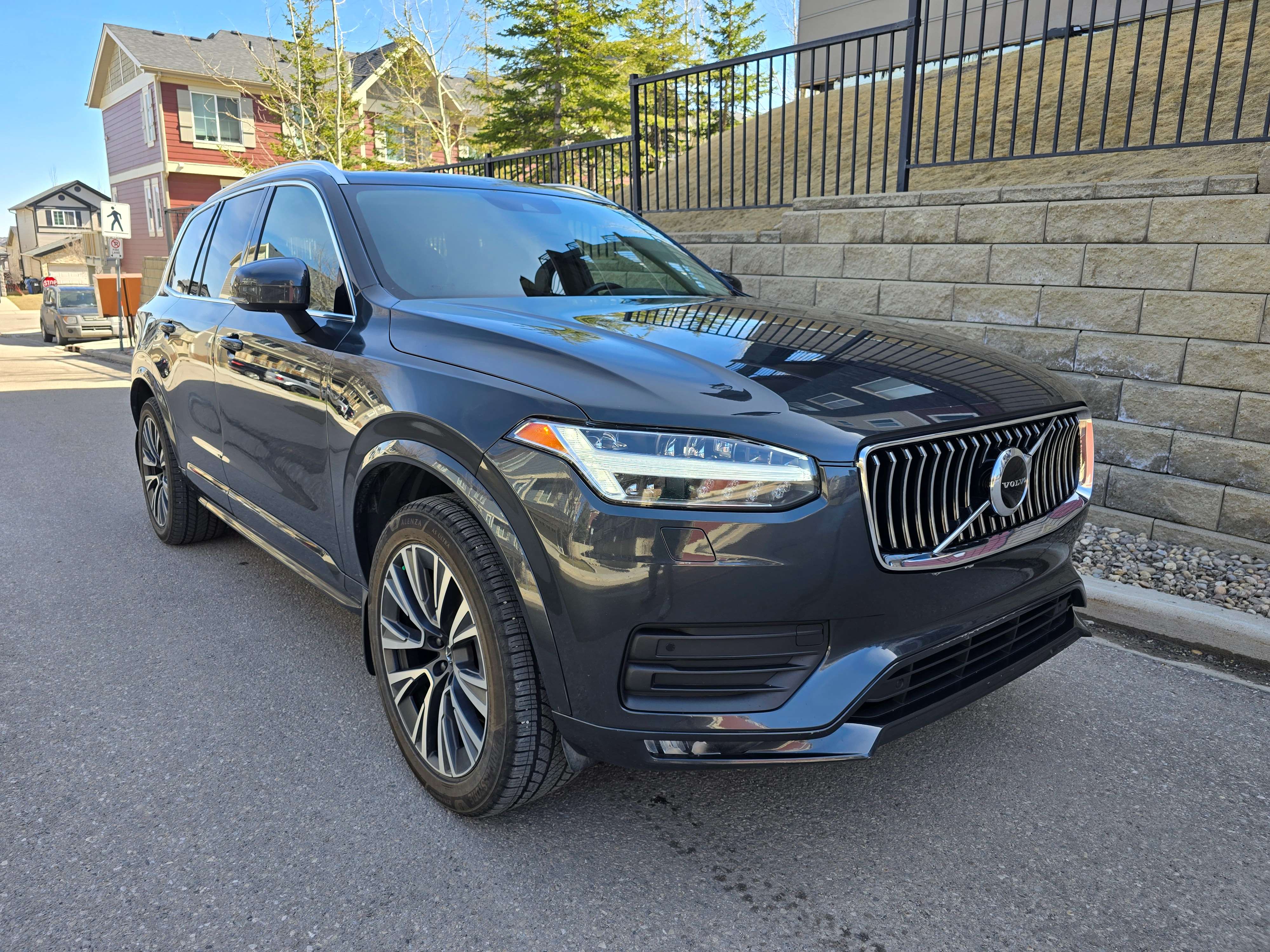 2021 Volvo XC90 Momentum alt 2