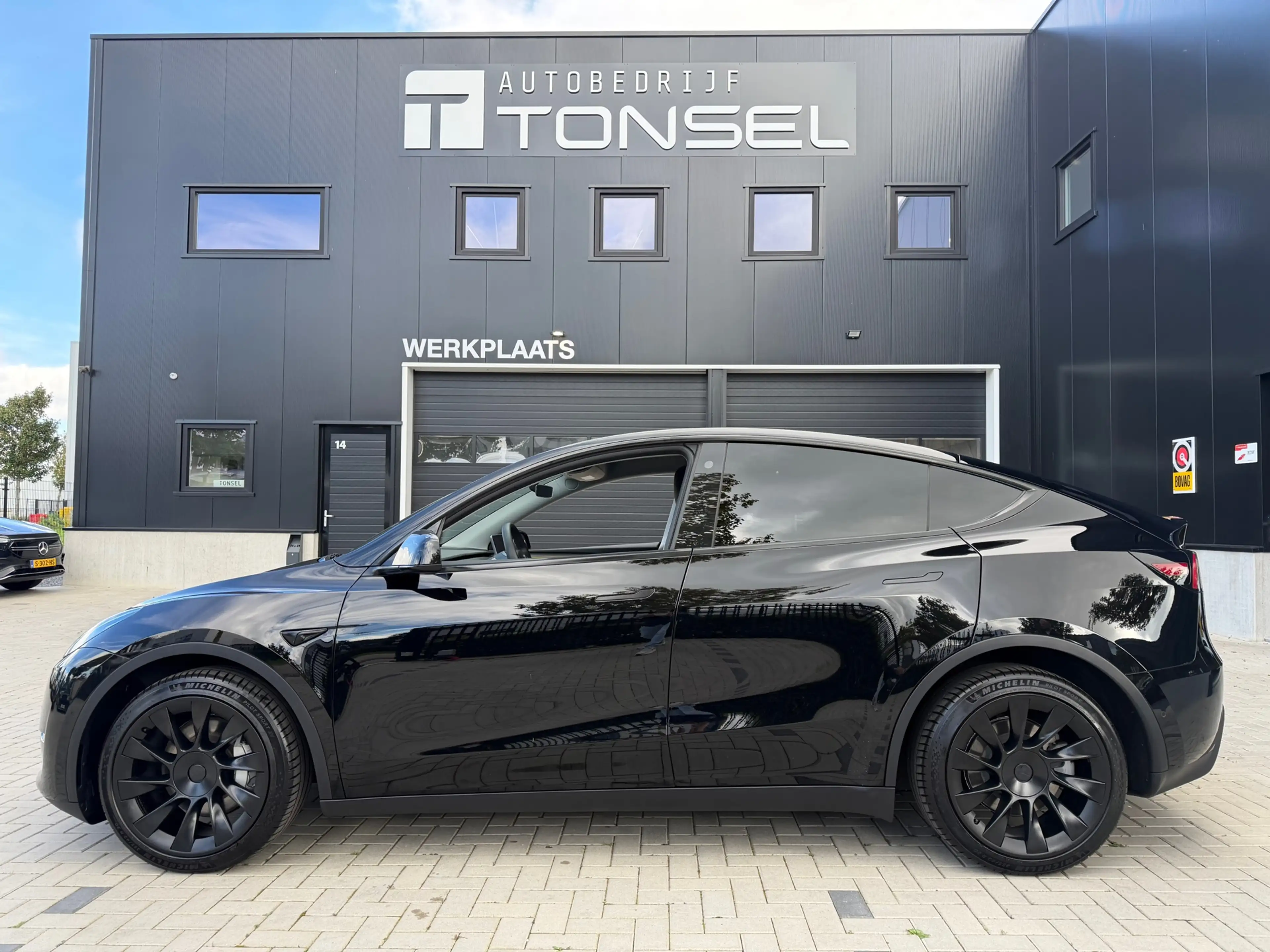 Tesla Model Y Long Range AWD Dual Motor 75 kWh / AutoPilot — photo 2