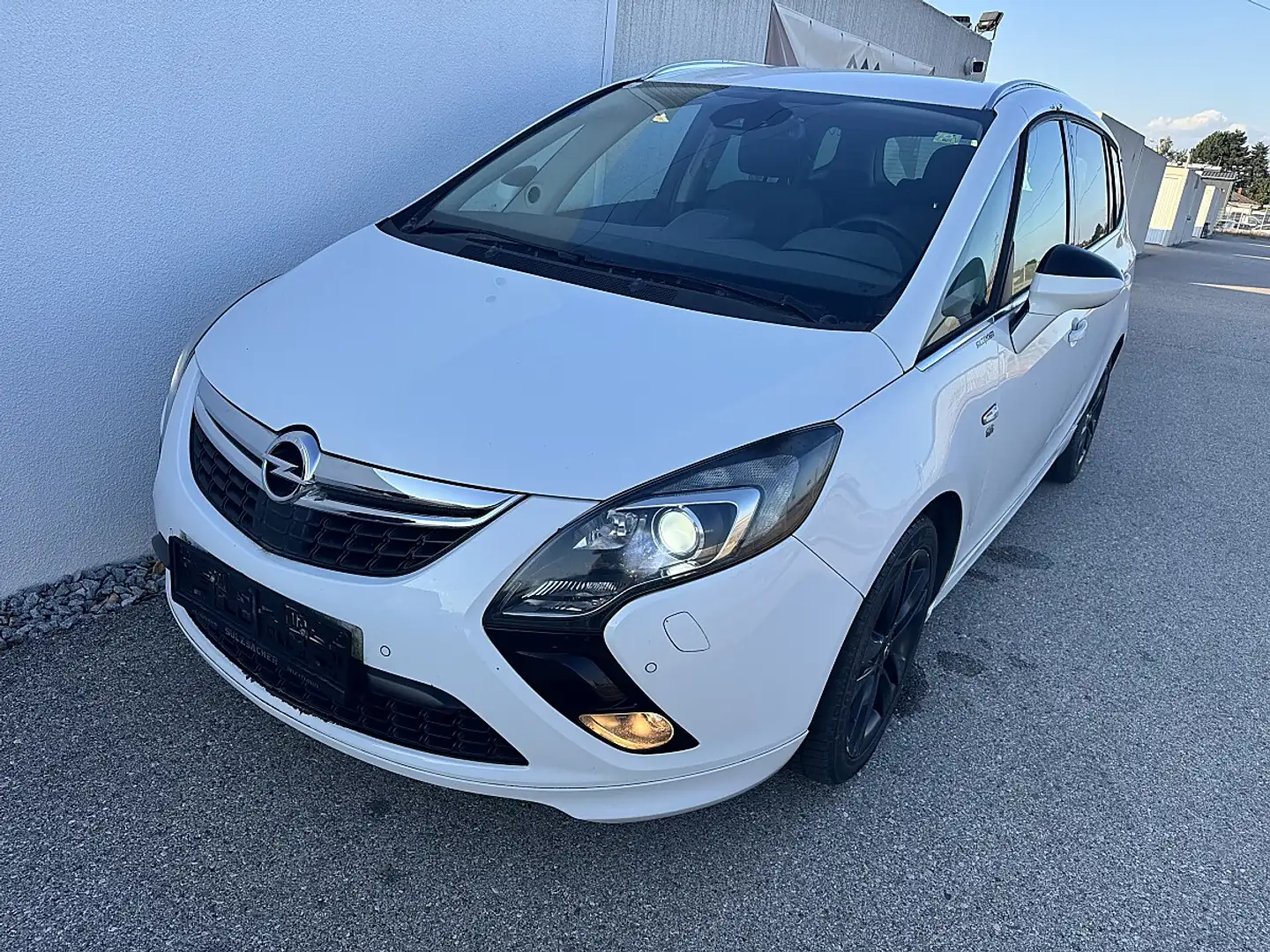 Opel Zafira Tourer 2,0 CDTI ecoflex 03/2026 + 4 Monate Weiß - 1