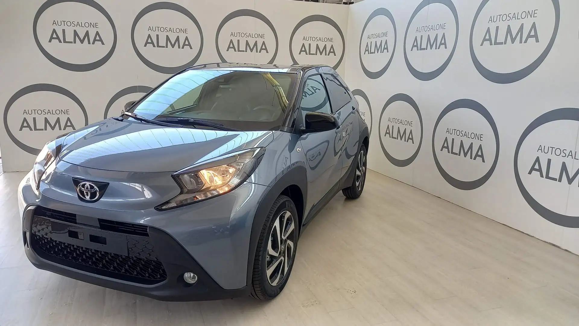 Toyota Aygo X Aygo X 1.0 VVT-i 72 CV 5 porte Trend Grijs - 2