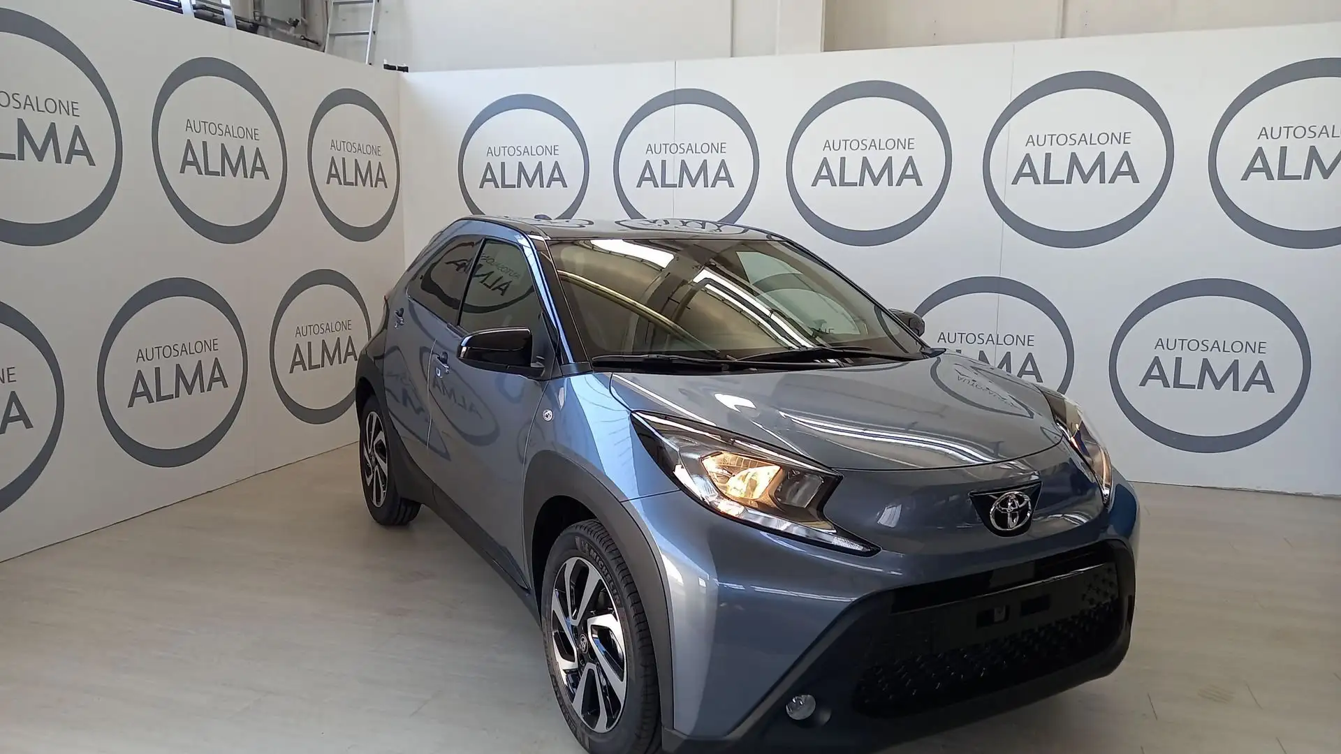 Toyota Aygo X Aygo X 1.0 VVT-i 72 CV 5 porte Trend Grijs - 1