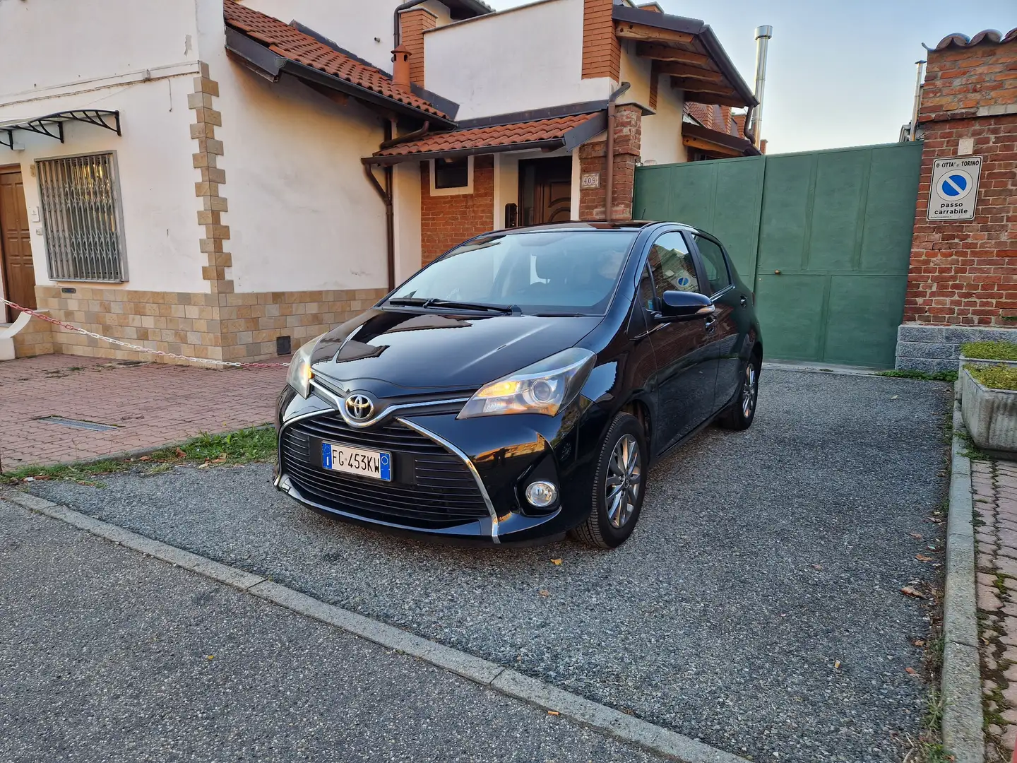 Toyota Yaris 1.0 70CV "70.700 km" Bluetooth, Telecamera, Fendi Nero - 1